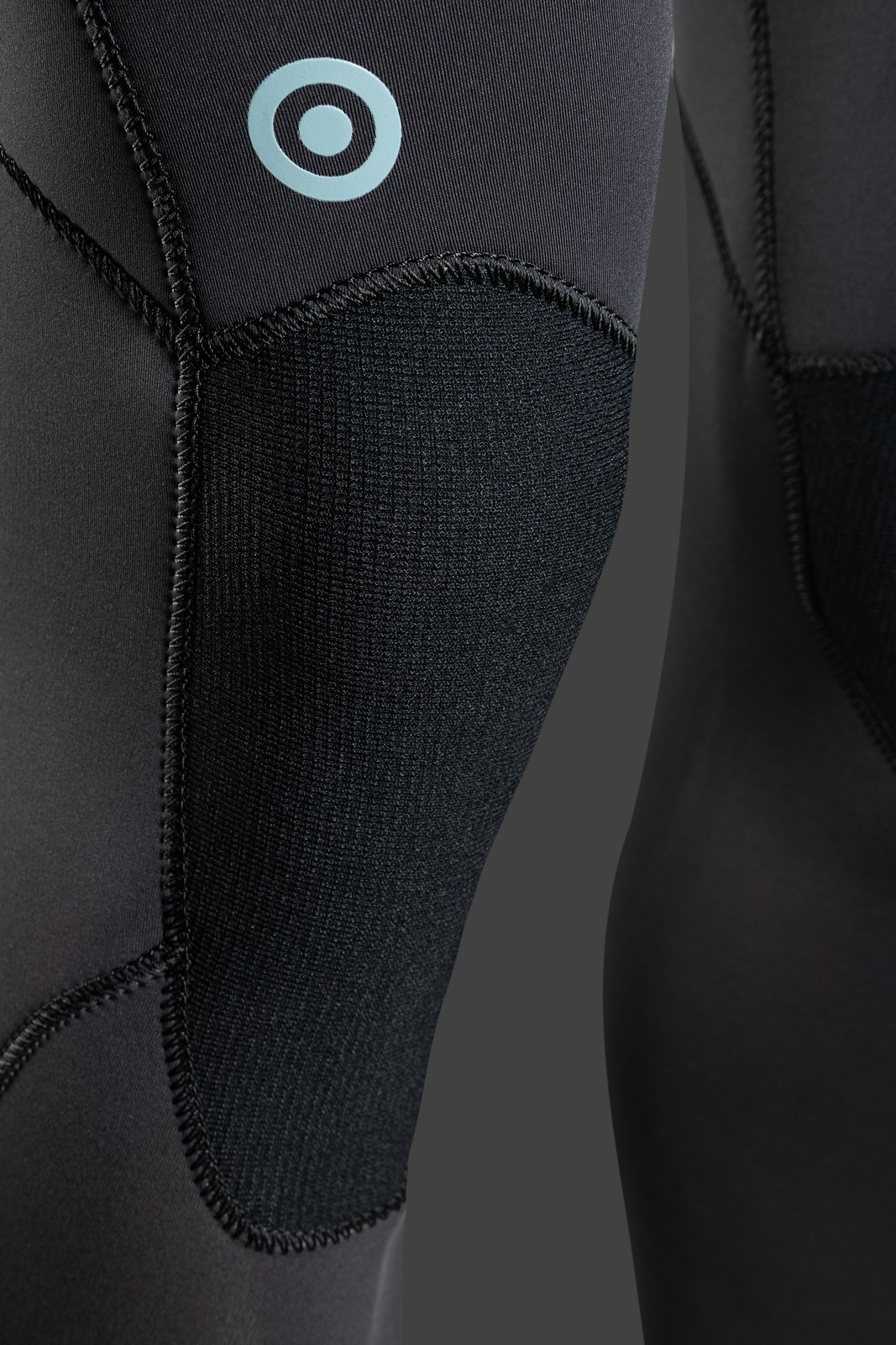 Wizard 4/3 Fullsuit GBS FZ 2026 neoprén ruha rugalmas térdvédő részlete