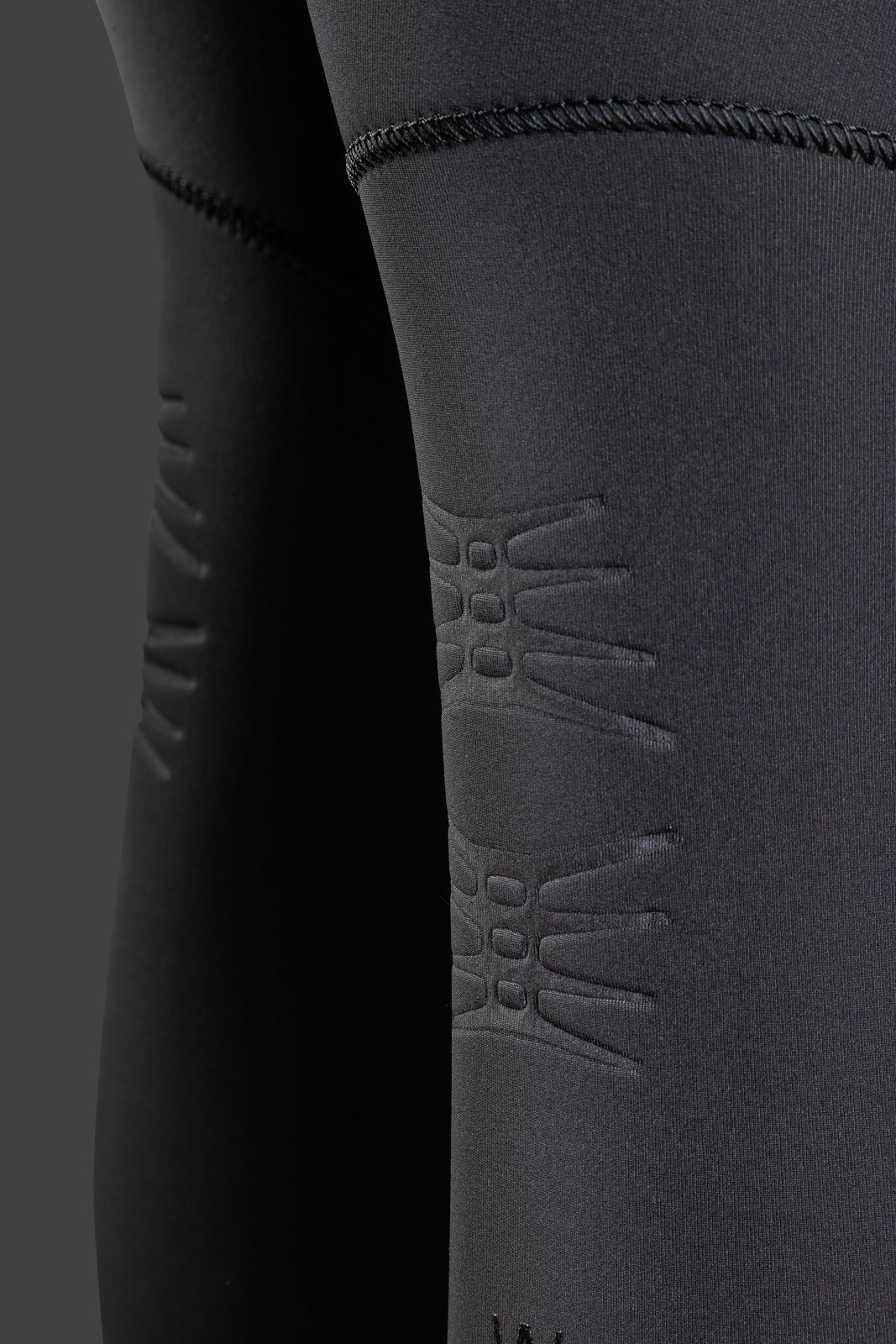 A Wizard 4/3 Fullsuit GBS neoprén ruha rugalmas térdvédő kialakítása közelről