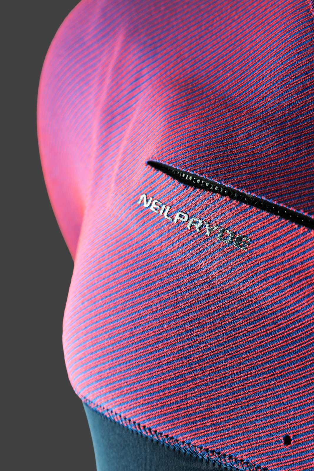 NeilPryde Wizard Prism 3/2 mm hosszú ujjú rövid szörfruha részletgazdag mintázata