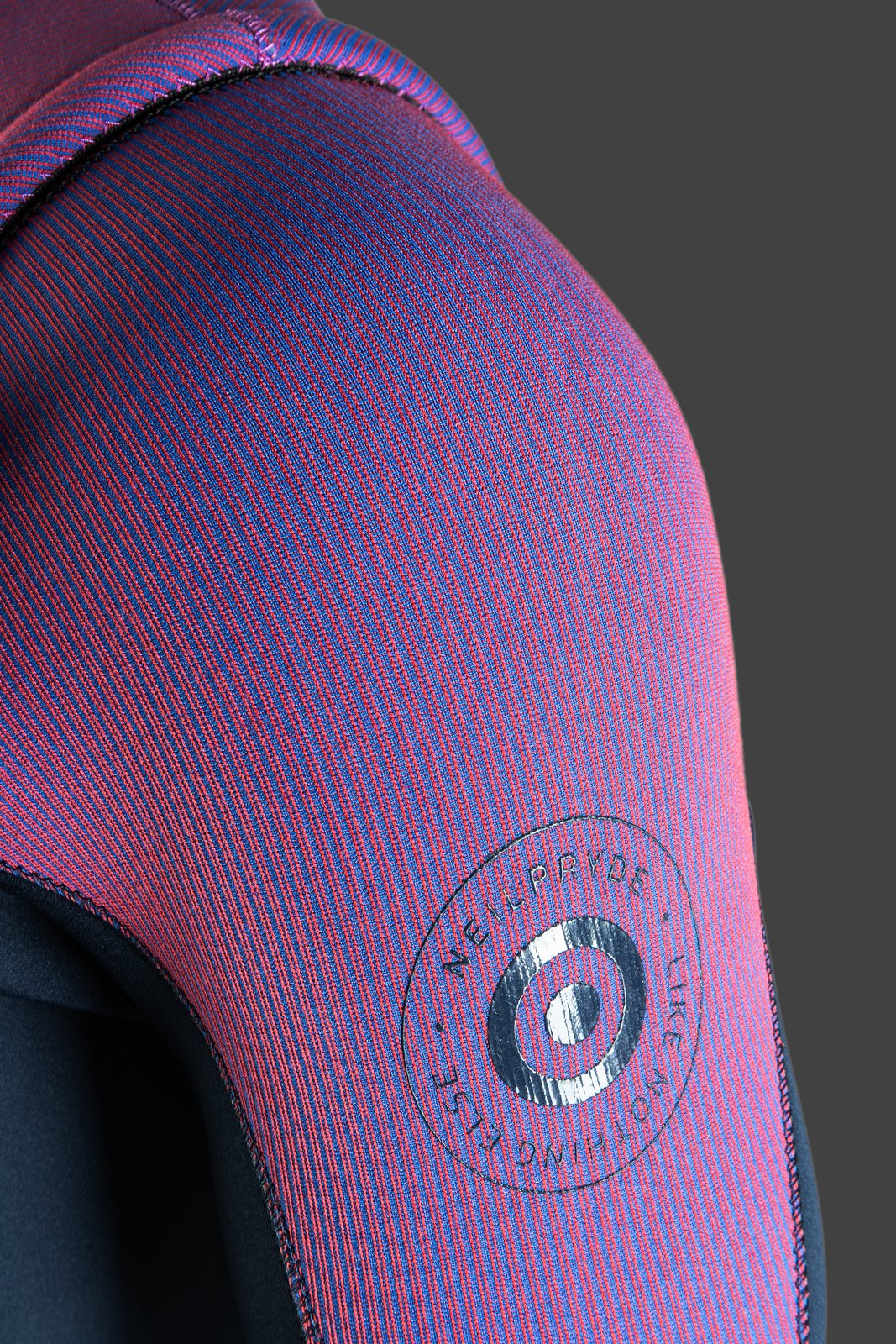 NeilPryde Wizard Prism 3/2 mm hosszú ujjú rövid szárú neoprén ruha vállrésze és logója