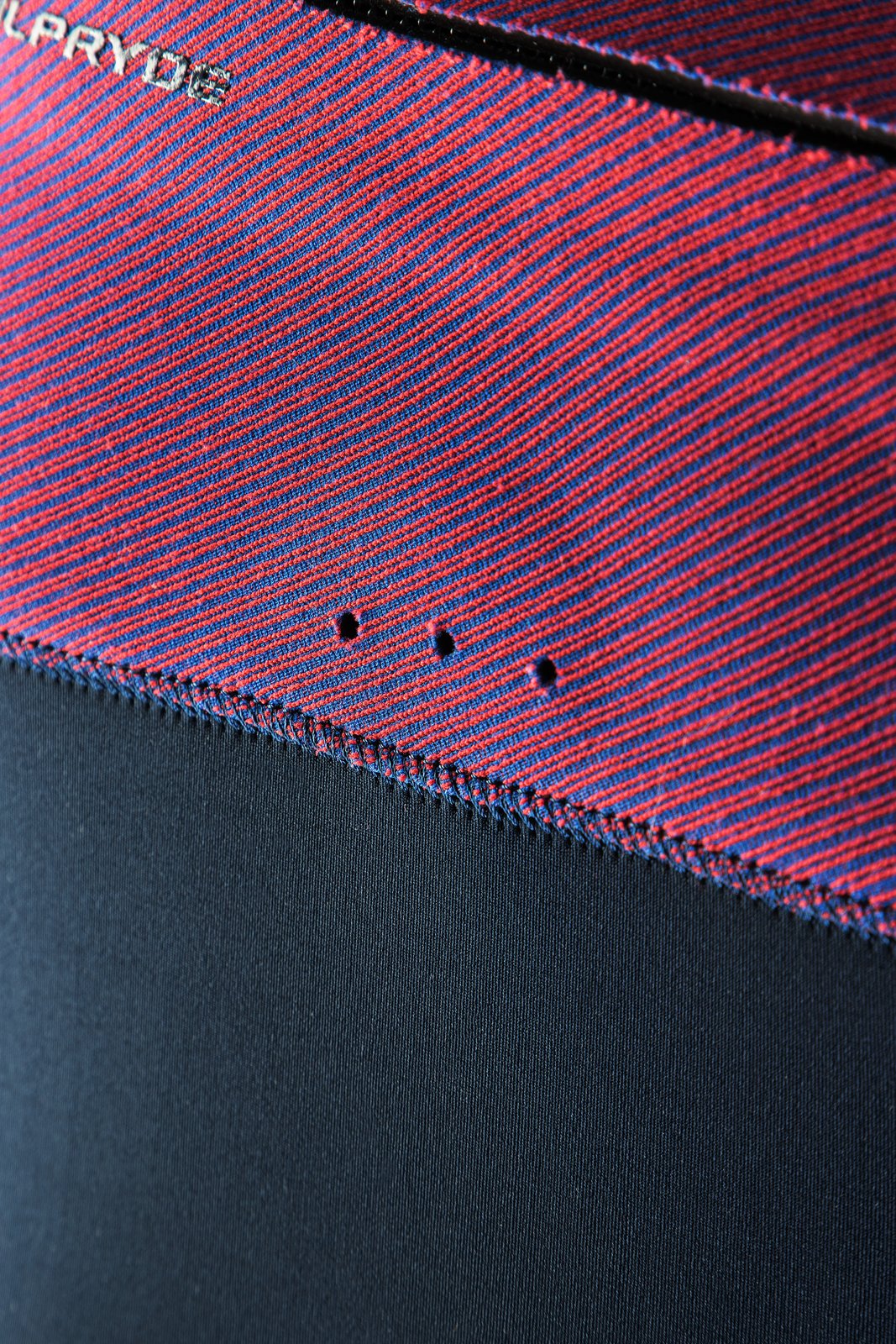 NeilPryde Wizard Prism 3/2 Shorty L/S 2026 neoprén ruha részlet a vízelvezető nyílásokkal