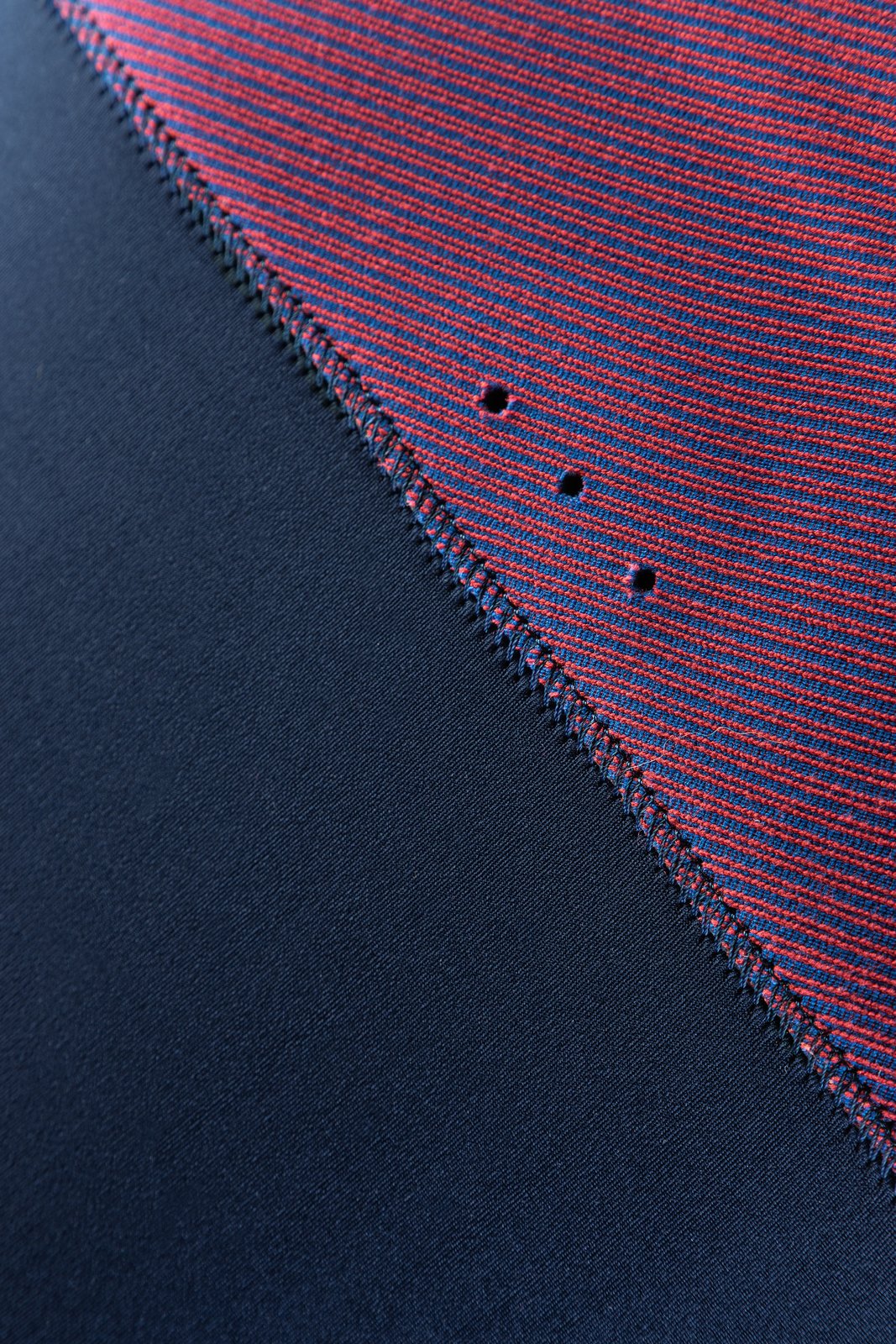 Wizard Prism 3/2 Shorty L/S 2026 neoprén ruha anyagának és varrásának közeli részlete