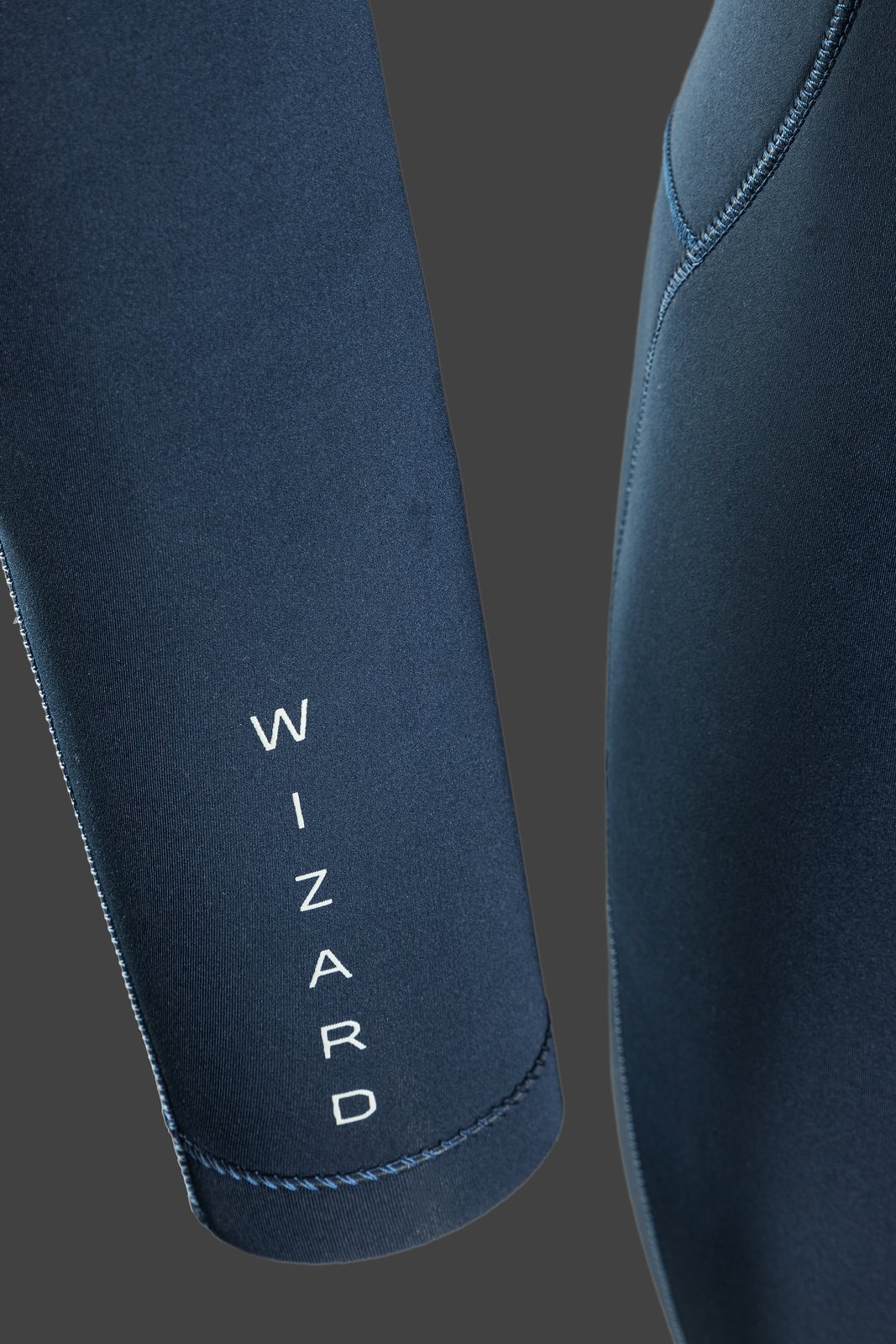 Wizard Prism 3/2 hosszú ujjú neoprén shorty részletes felvétele a márkajelzéssel