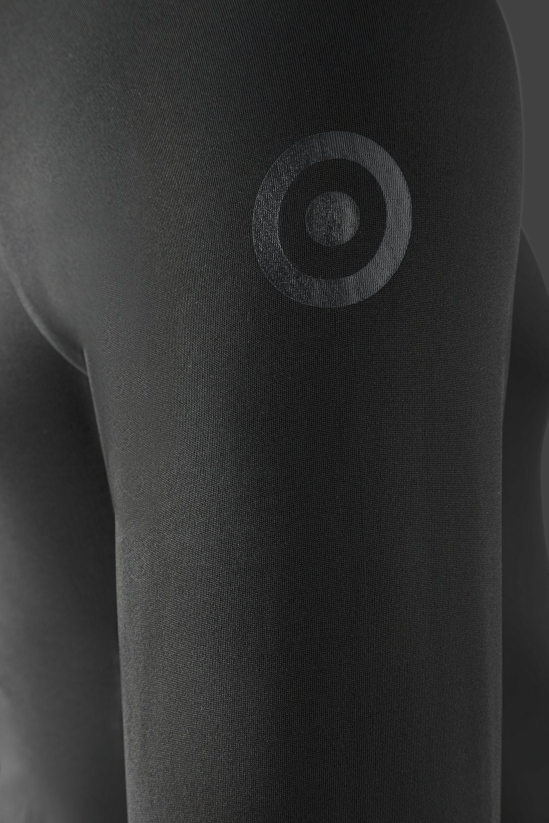 Fekete Rise Rashguard hosszú ujjú szörfös felső diszkrét logóval a karon