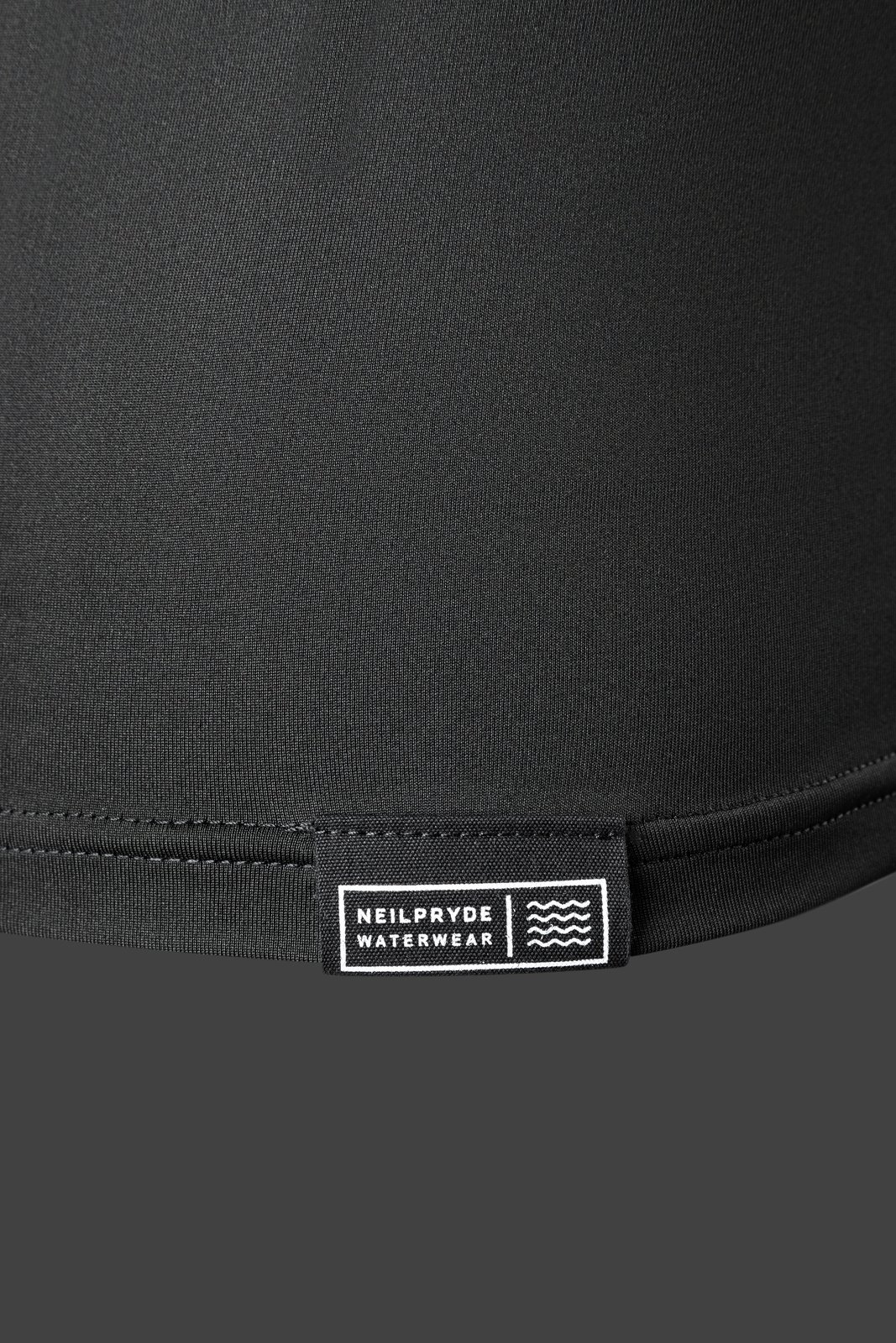 NeilPryde Rise Rashguard S/S 2026 gyorsan száradó UV-szűrős technikai póló részlete