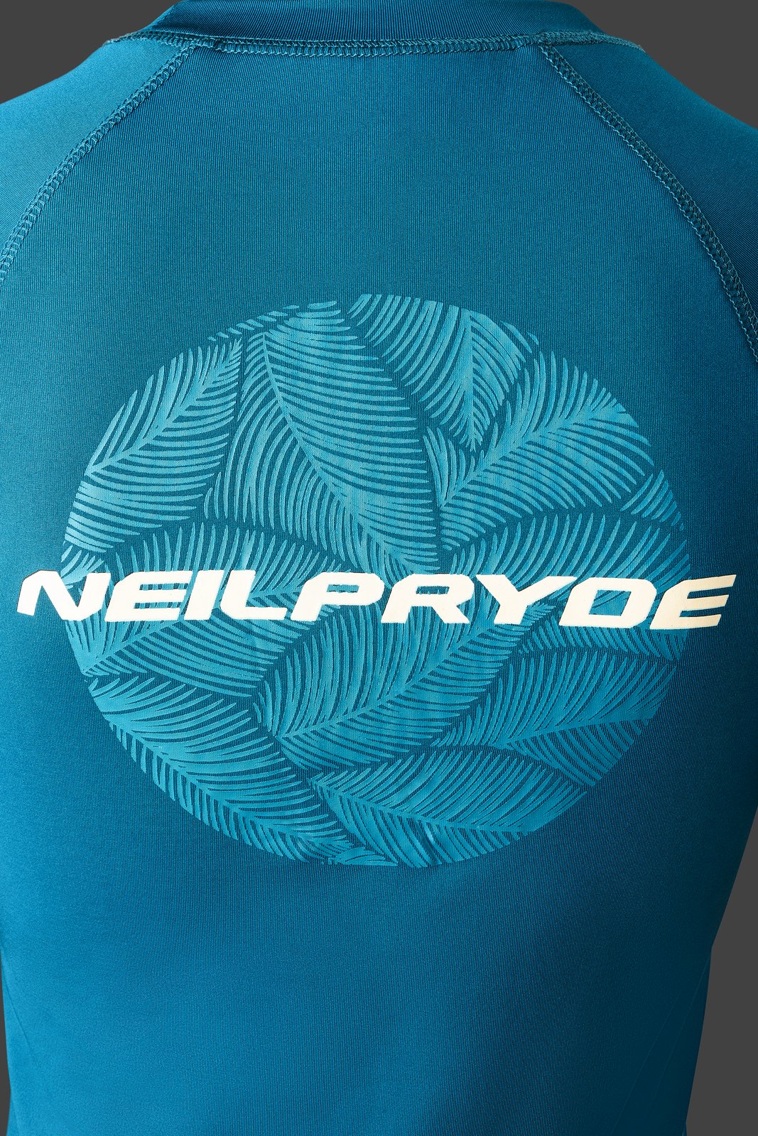 NeilPryde Spark rövid ujjú UV-védős rashguard kék színben, nagyméretű kör alakú grafikus logóval a hátán