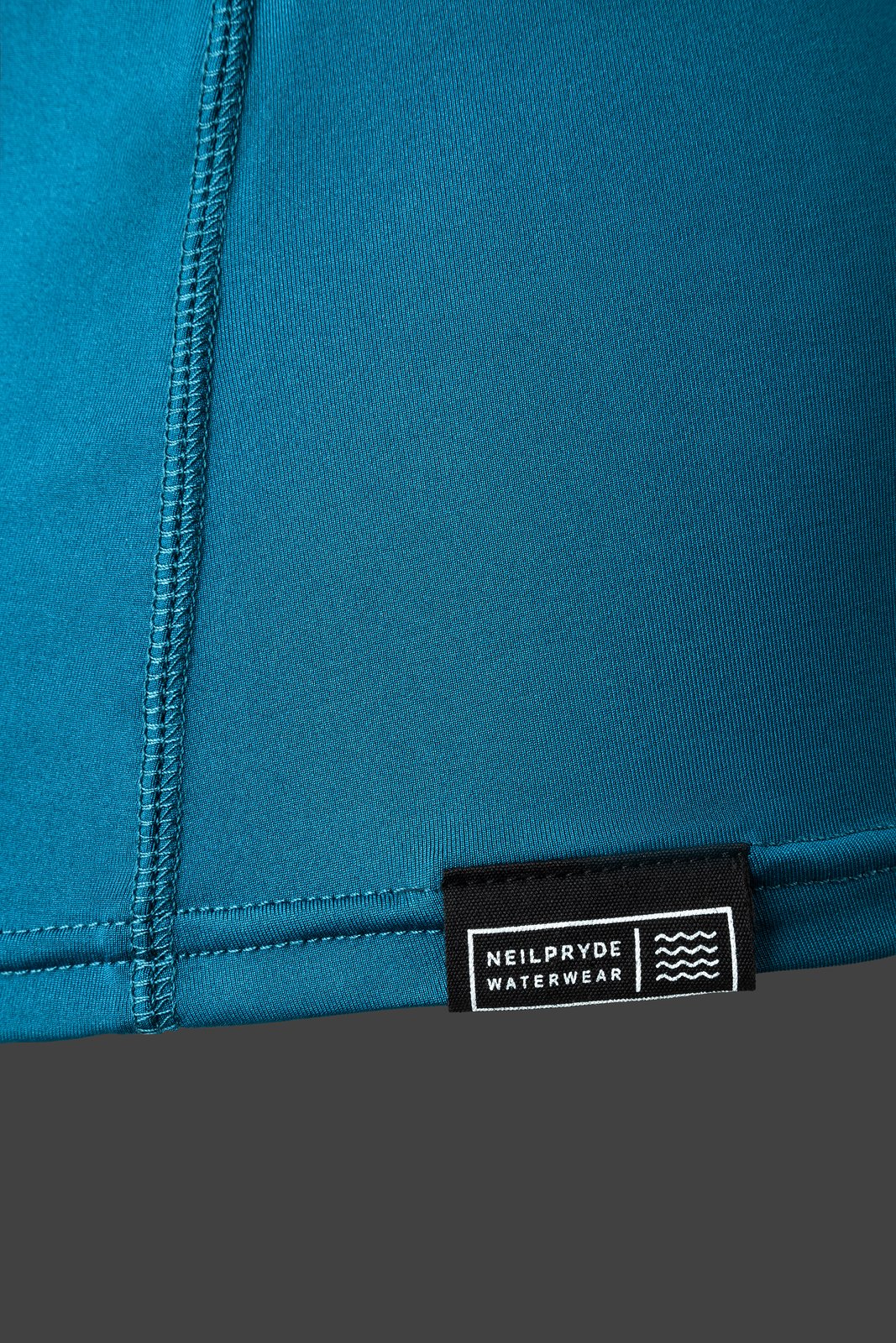 NeilPryde Spark rövid ujjú UV-védő technikai felső részletgazdag anyaga és logója