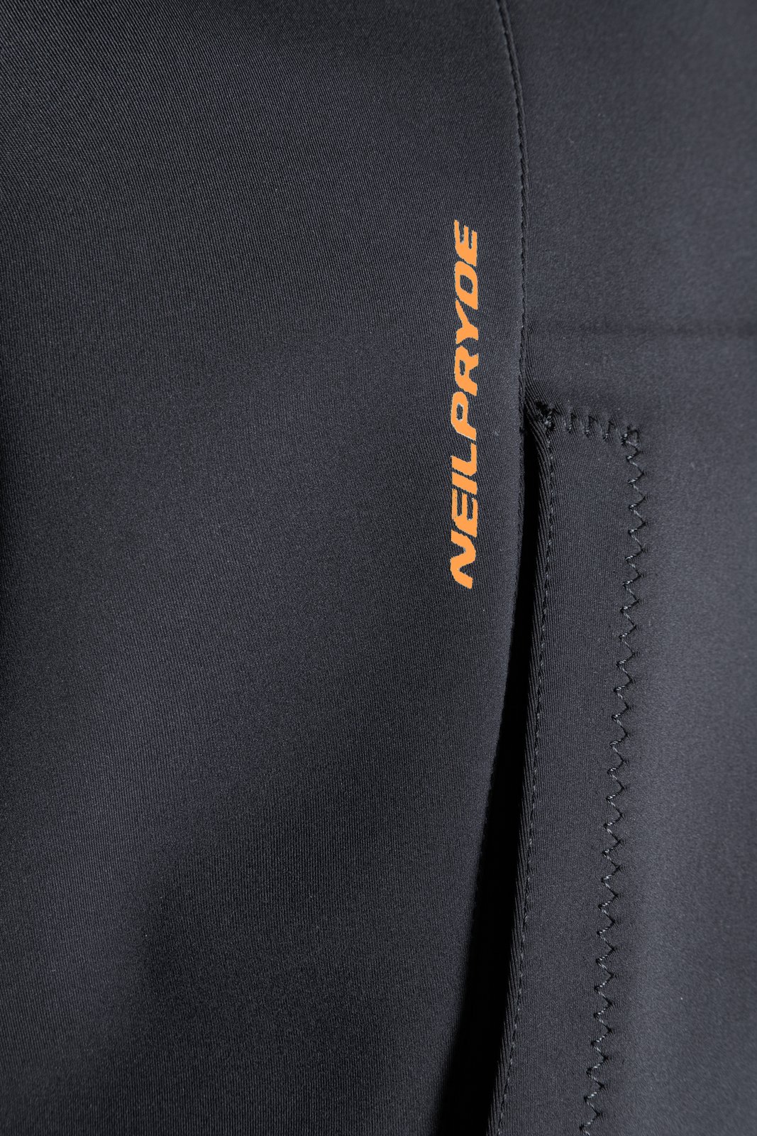 NeilPryde Stormchaser Jacket 2026 neopren dzseki részlete narancssárga márkajelzéssel