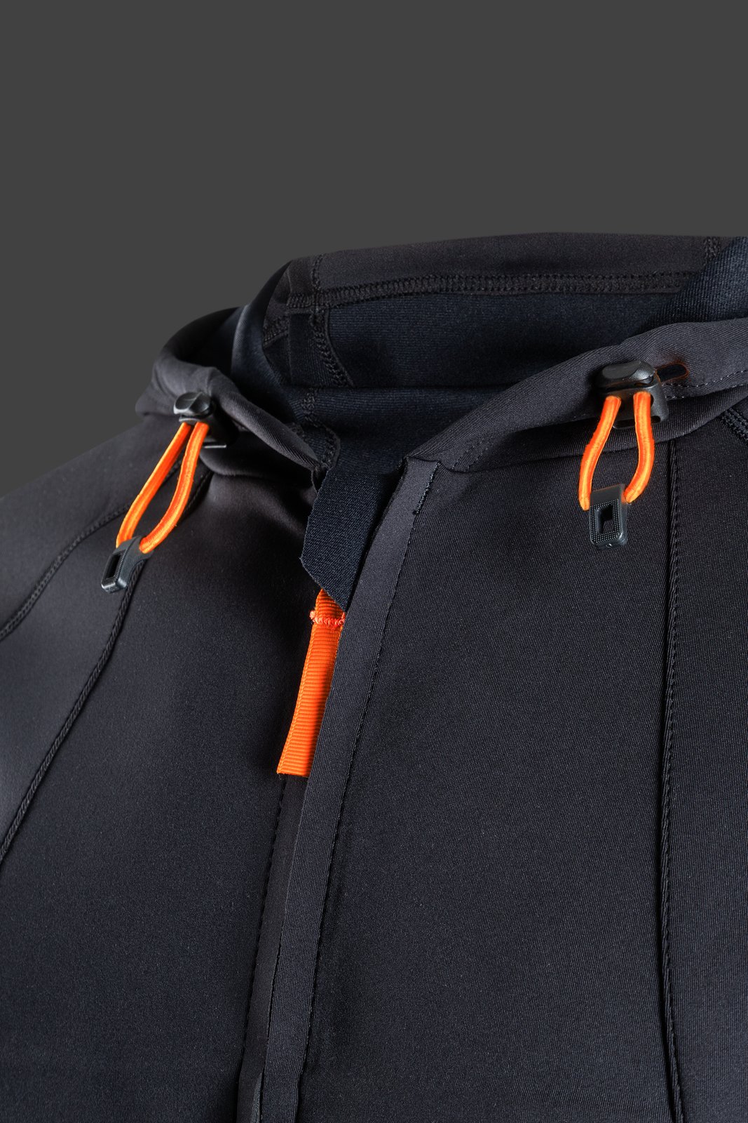 Stormchaser Jacket 2026 fekete neoprén kabát narancssárga húzózáras részletekkel és kapucnival