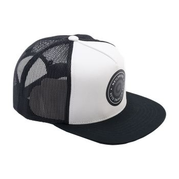 Neilpryde 2026 trucker sapka fekete-fehér színösszeállításban, hálós hátsó résszel és kerek logóval