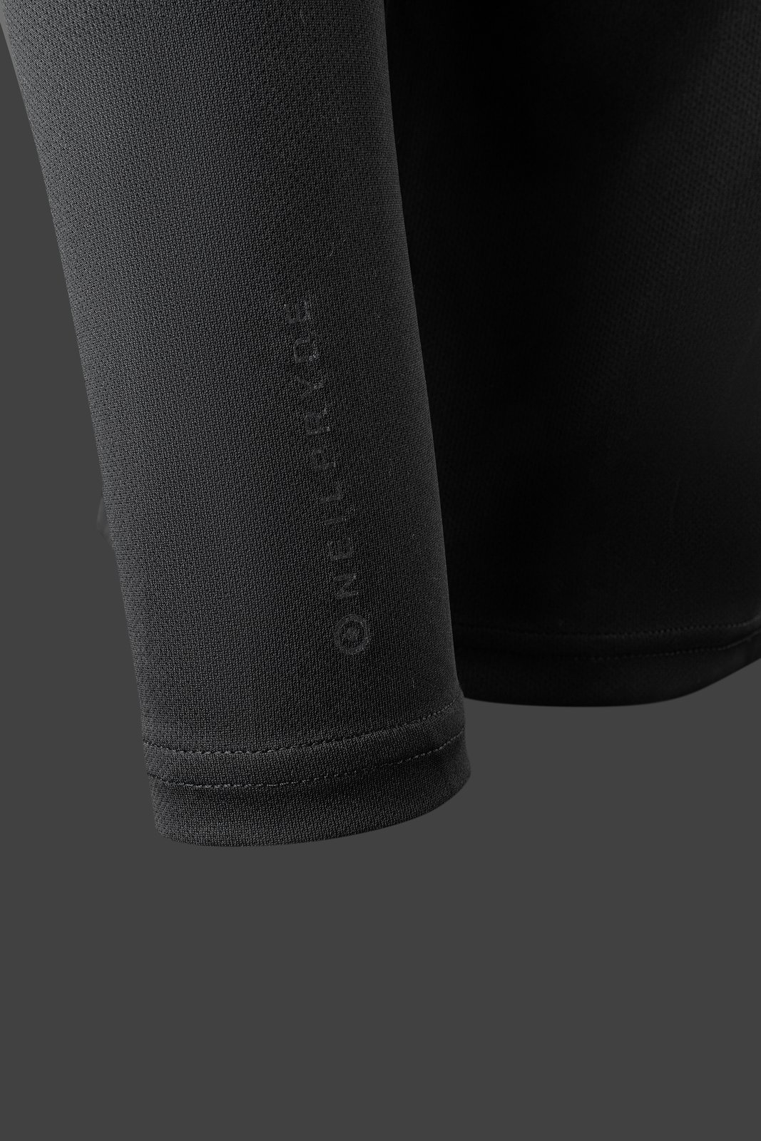 NeilPryde Water Tee L/S 2026 hosszú ujjú vízi póló részlete Aqua Silk anyagból, UV-védelemmel