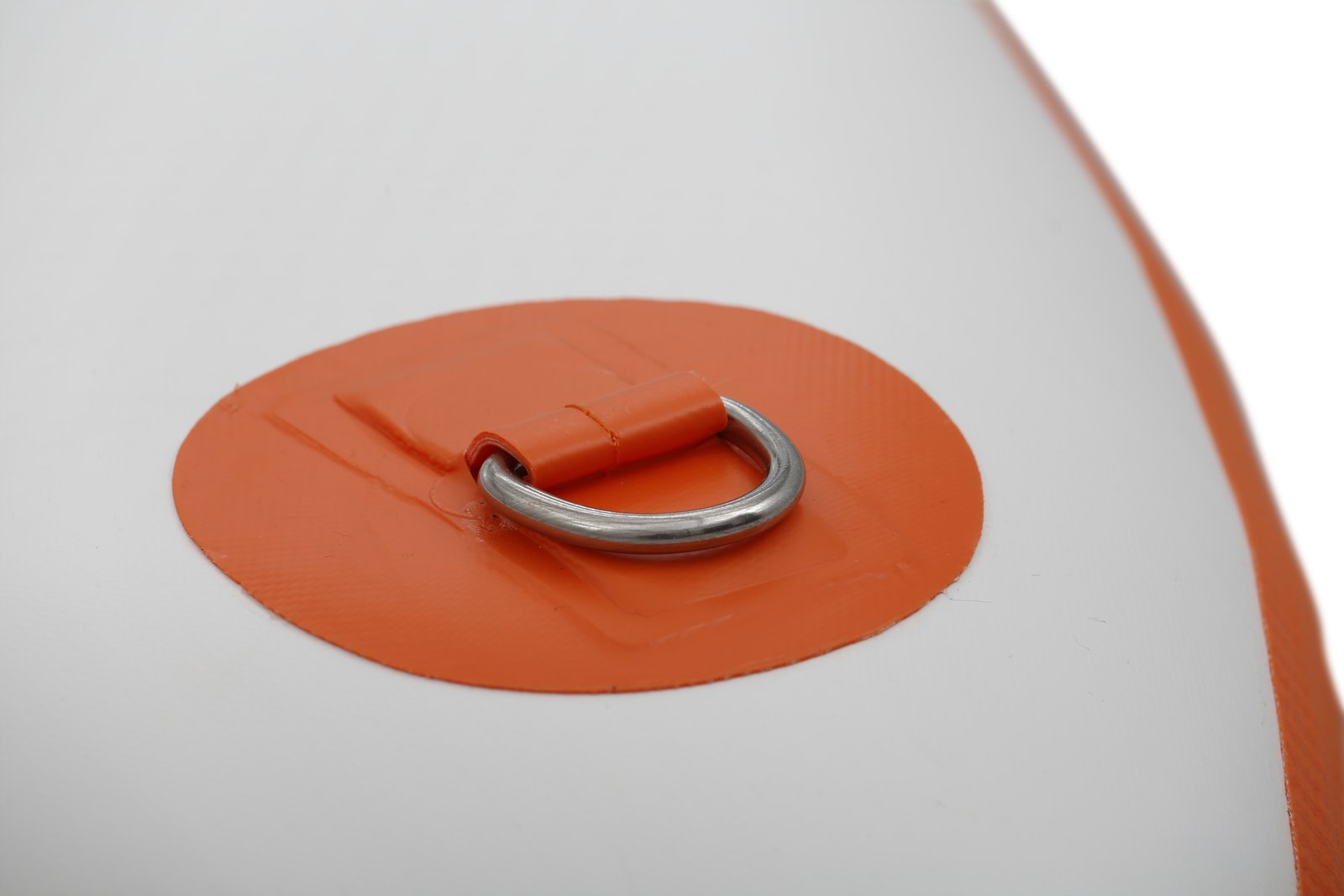 narancs színű rögzítőgyűrű részlete Fanatic AllroundAir LE 2025 állva evezős deszkán