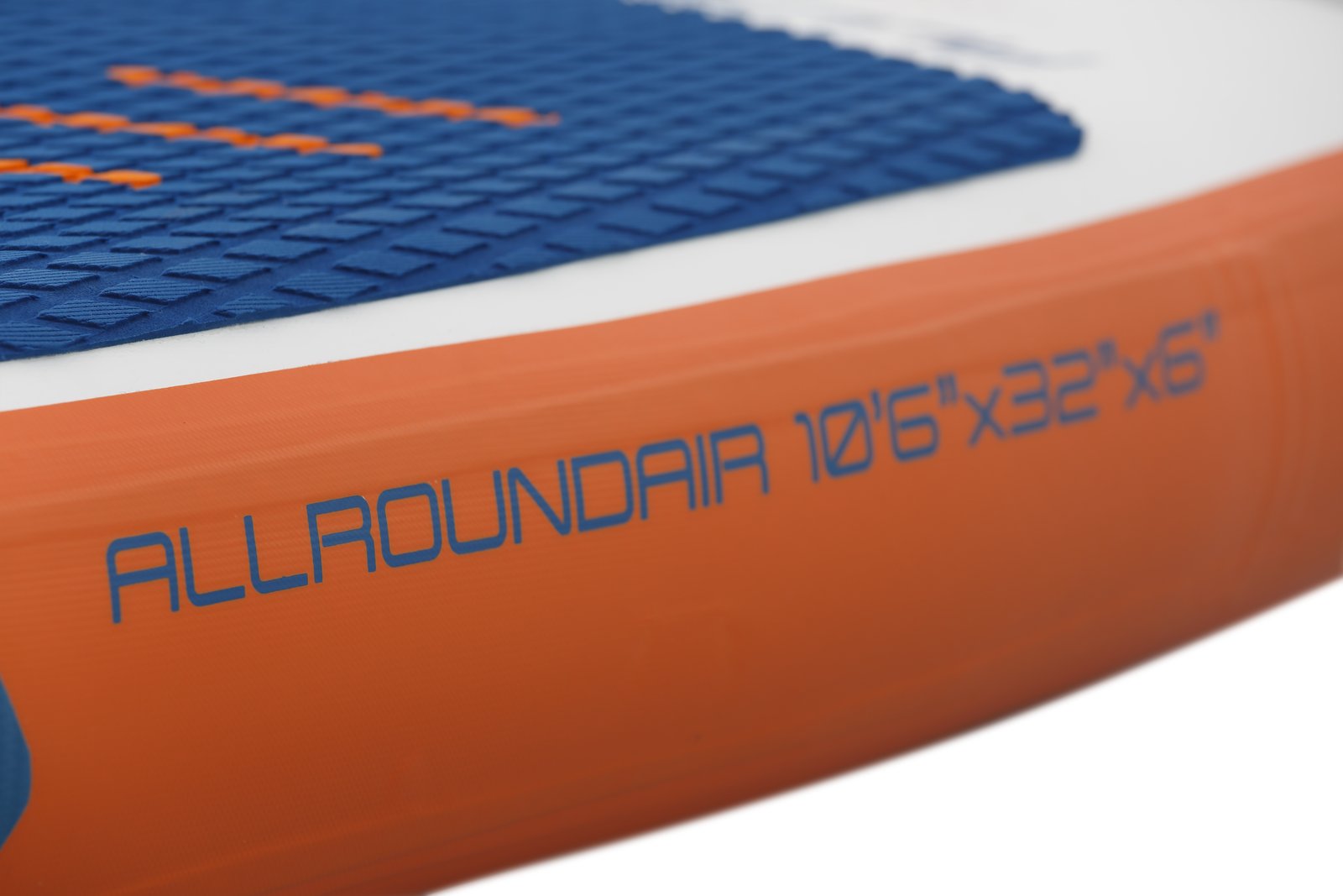 Fanatic AllroundAir LE 3DS 2025 felfújható SUP deszka részlete a 10'6 láb méretű oldalfal jelöléssel és csúszásgátló deckpaddel