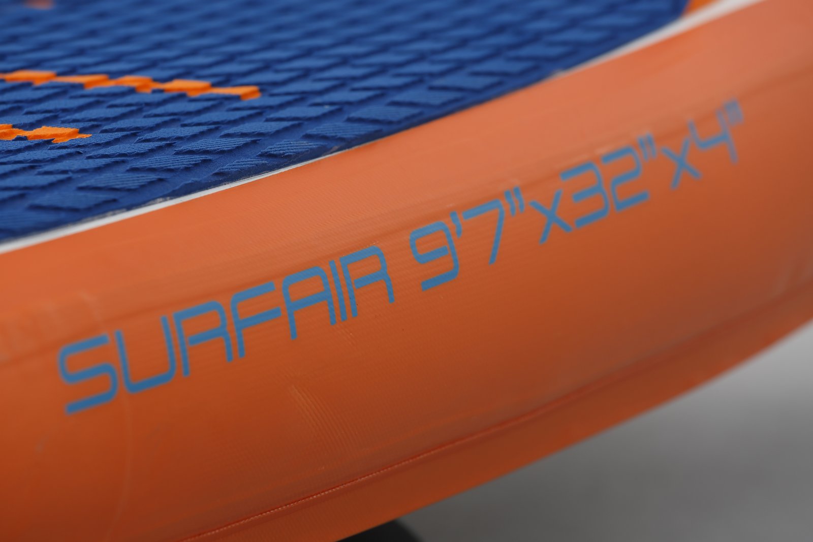 SurfAir SE 3DS 2025 felfújható szörfdeszka narancssárga oldalfala és kék EVA padlózata