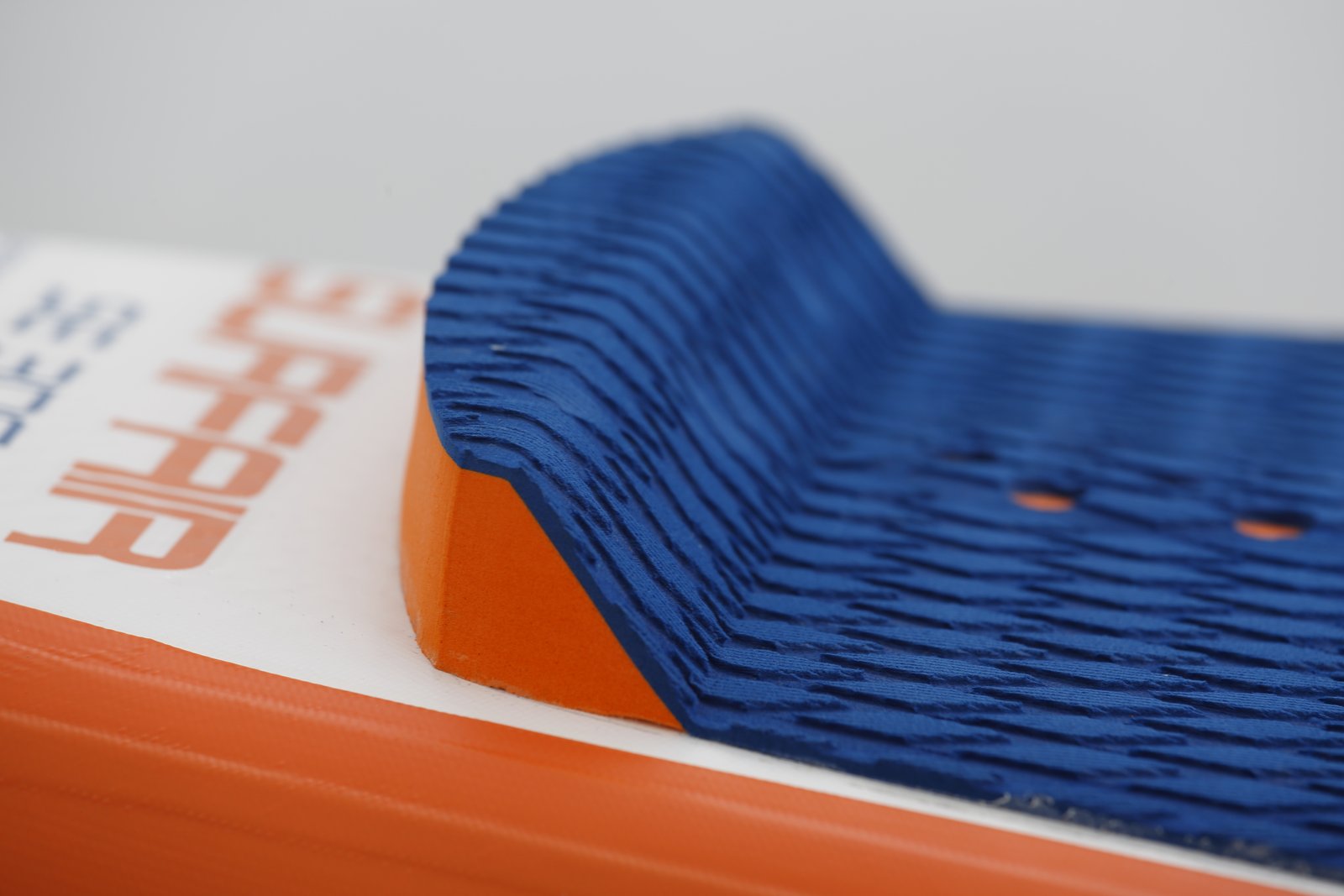 SurfAir SE 3DS 2025 felfújható szörfdeszka kék deckpad és tail kialakítása