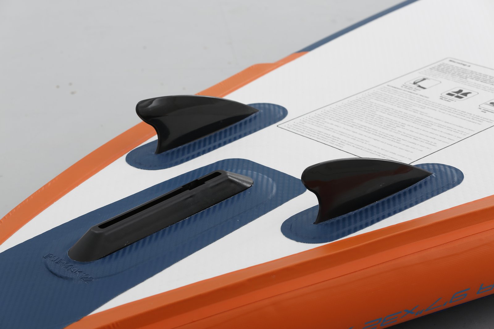 SurfAir SE 3DS 2025 felfújható szörfdeszka far része a háromuszonyos konfigurációval és a 3D Stringer technológiával