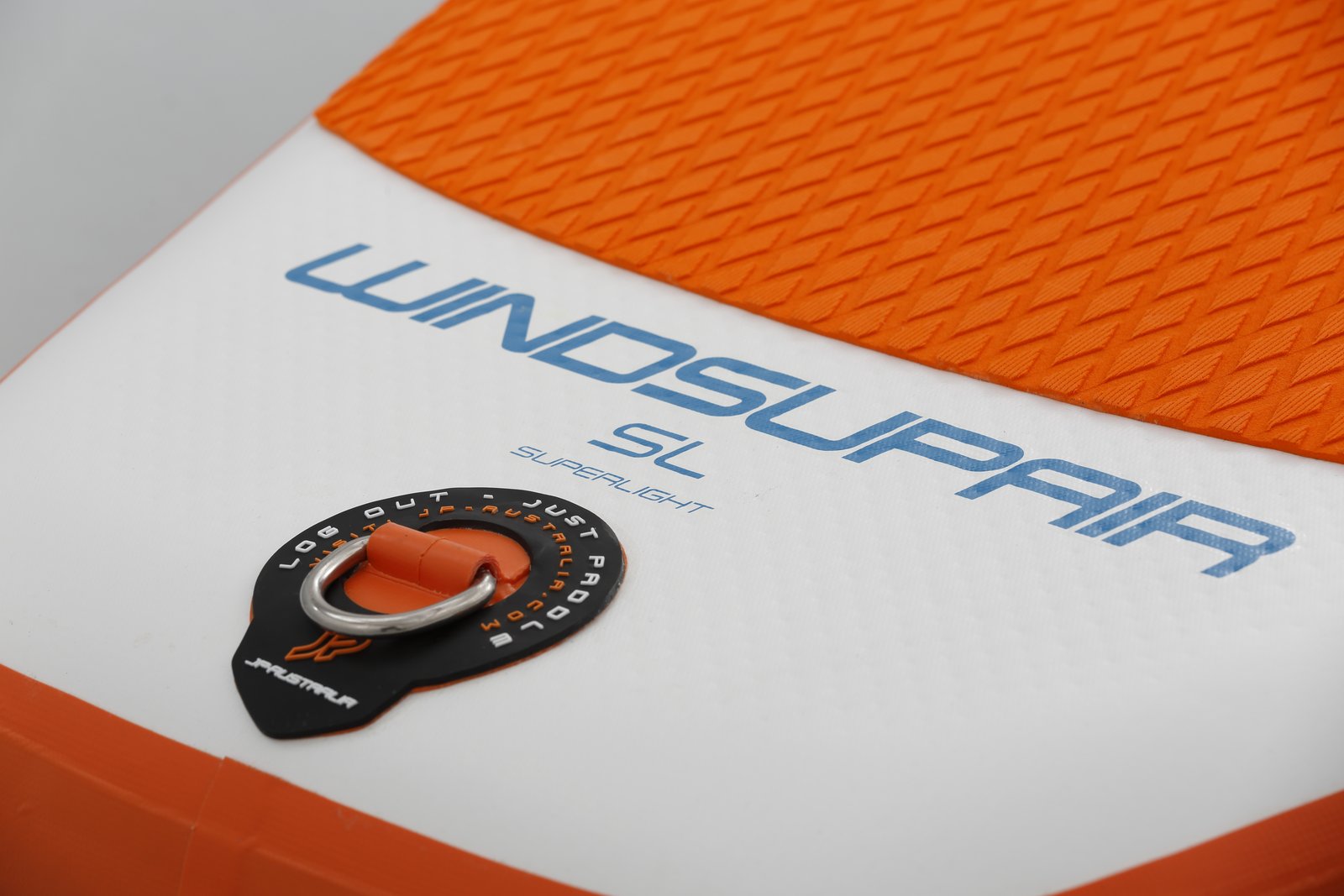 JP-Australia WindsupAir SL 2025 felfújható windsurf és SUP deszka részlete a vontatószemmel és a csúszásgátló deckpaddal