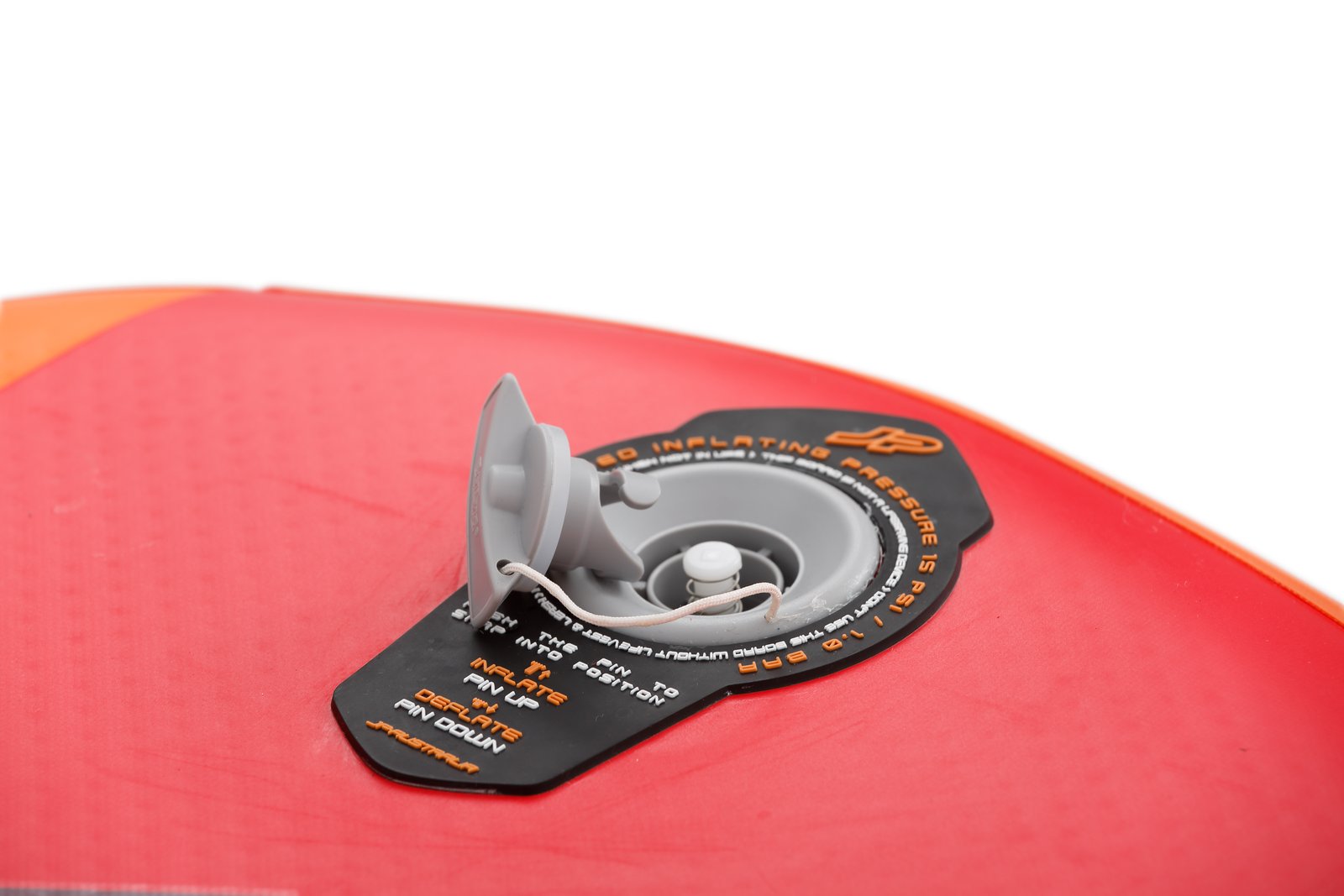 JP FreeFoil Air 2025 felfújható wingfoil és windsurf deszka szelepe a 15 PSI jelöléssel