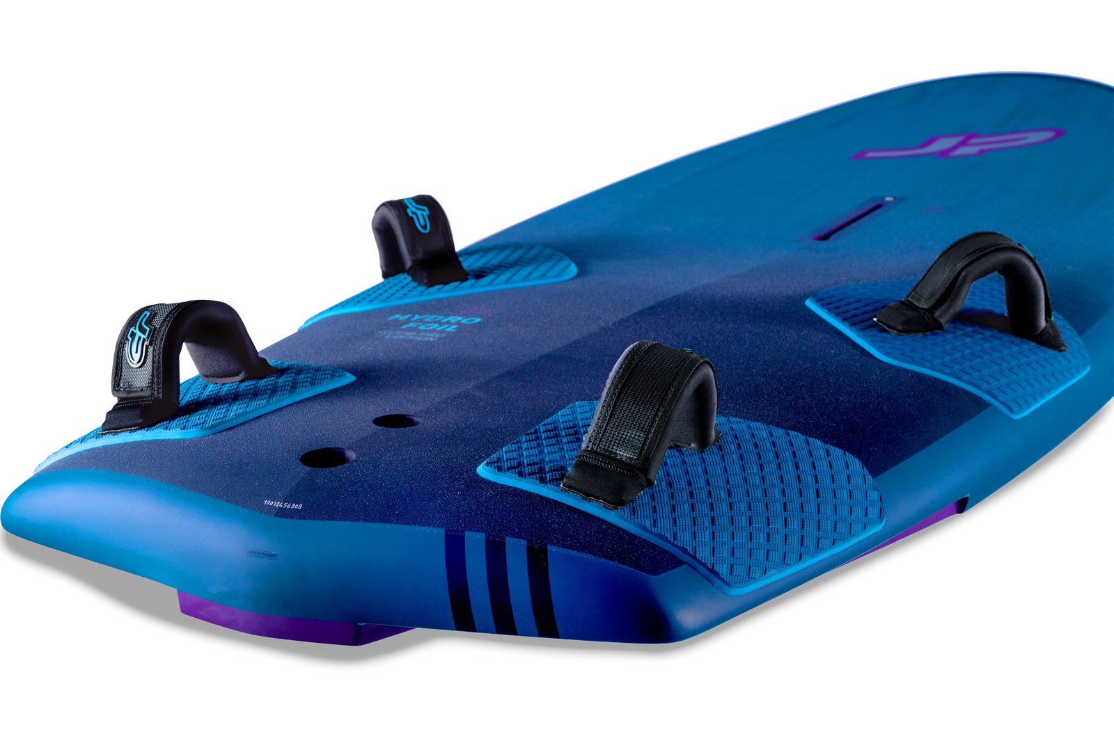JP Australia HydroFoil 2025 windsurf deszka részletgazdag nézete lábpántokkal a fedélzeten