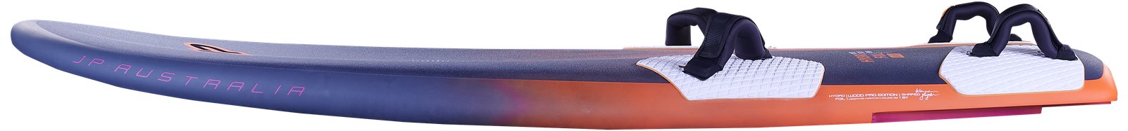 JP Australia HydroFoil 2026 windsurf deszka oldalnézetből, lábtartókkal felszerelve