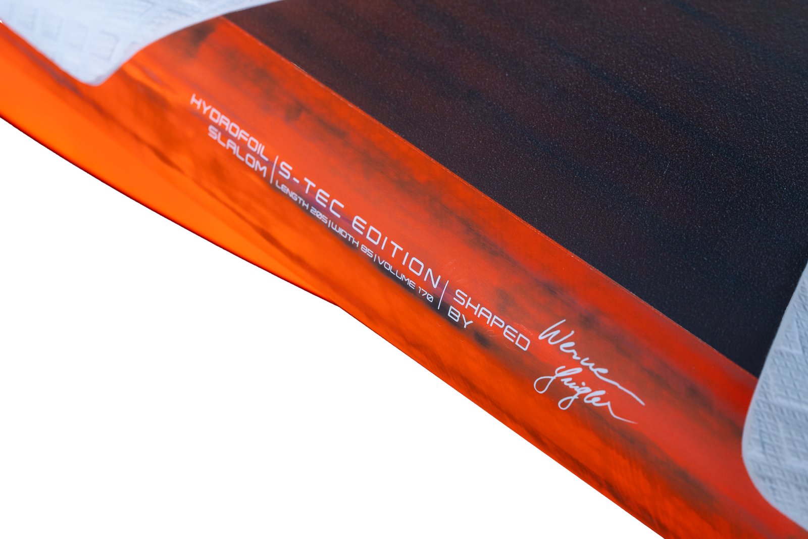 HydroFoil Slalom 2026 S-TEC Edition szlalom windsurf deszka részletgazdag felületi grafikája és Werner Gnigler formatervezői aláírása