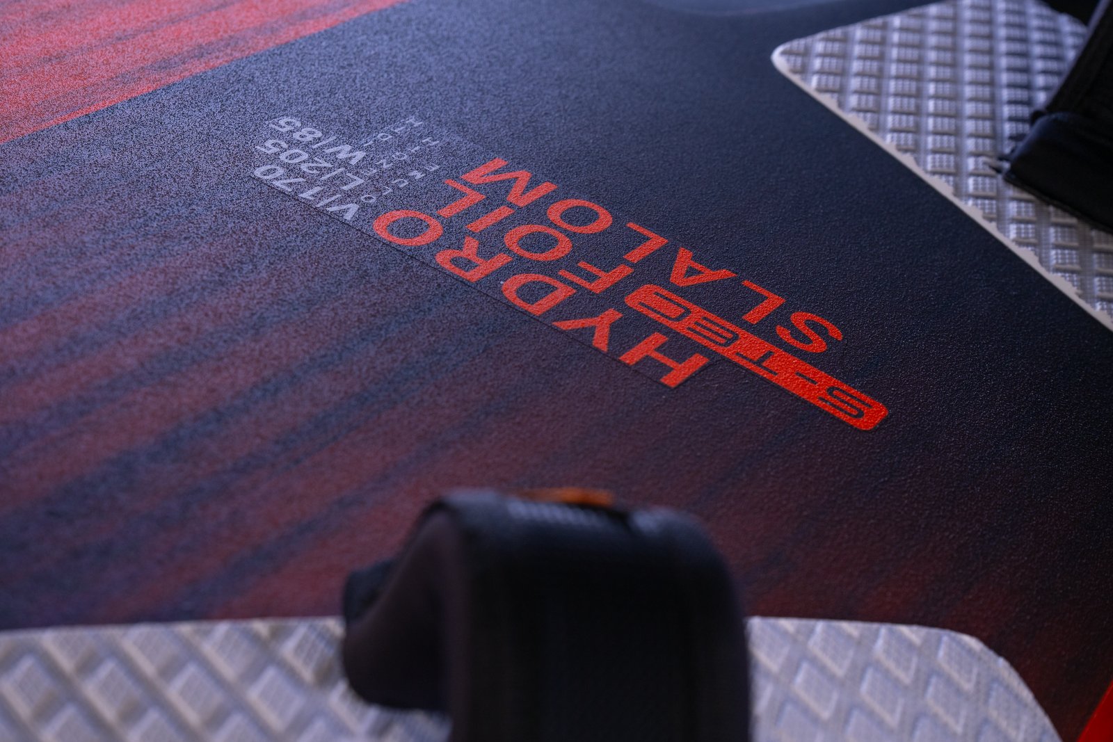 HydroFoil Slalom 2026 versenyszintű foil windsurf deszka részletgazdag fedélzeti grafikája