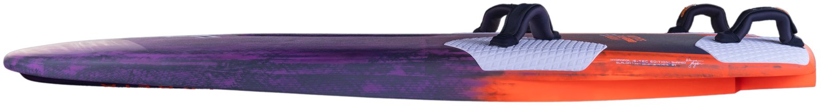 HydroFoil Slalom 2026 versenygép windsurf deszka oldalnézetből, lábtartókkal