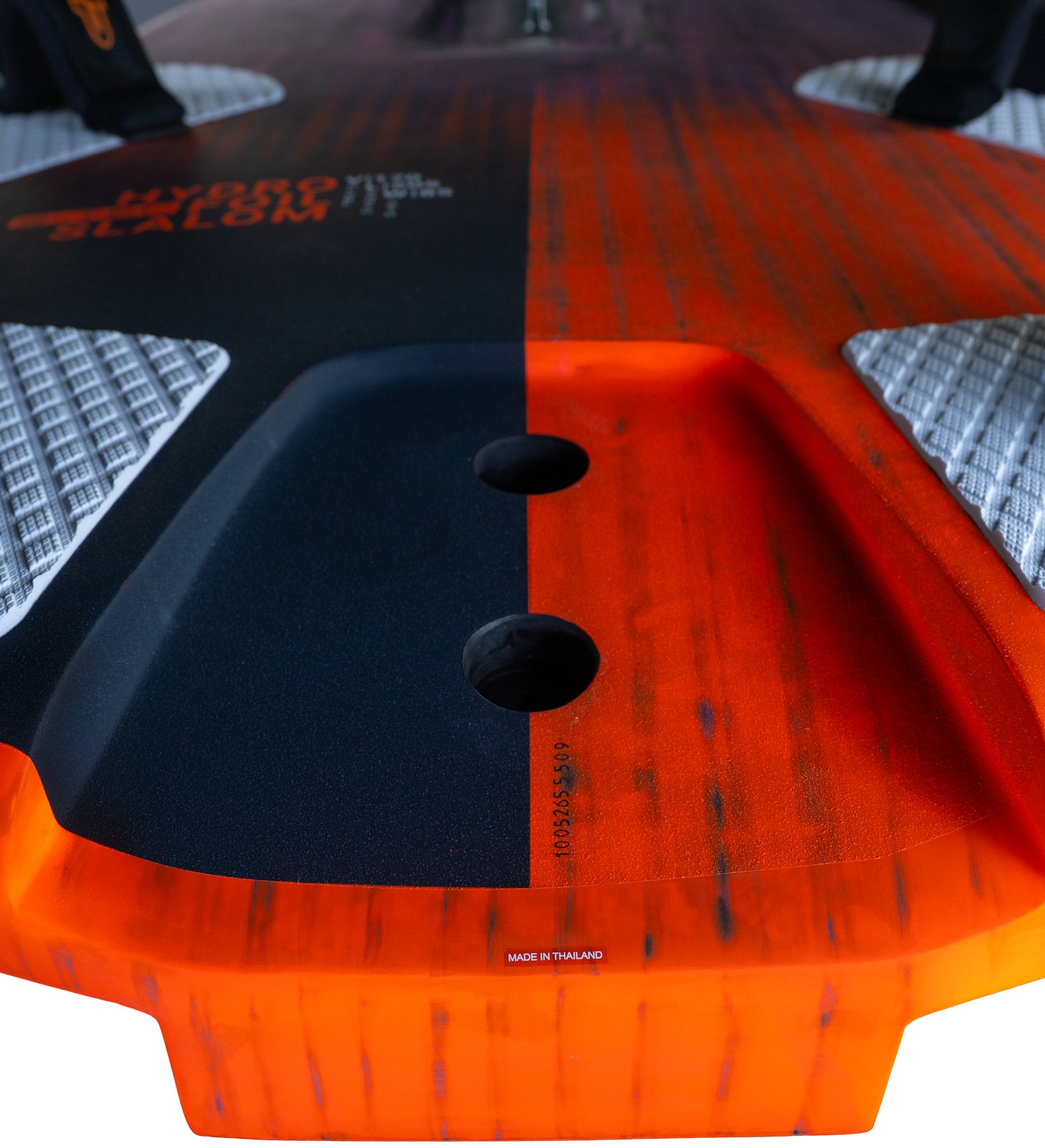 HydroFoil Slalom 2026 versenydeszka farokrésze nagy hátsó kivágásokkal és lábpántokkal