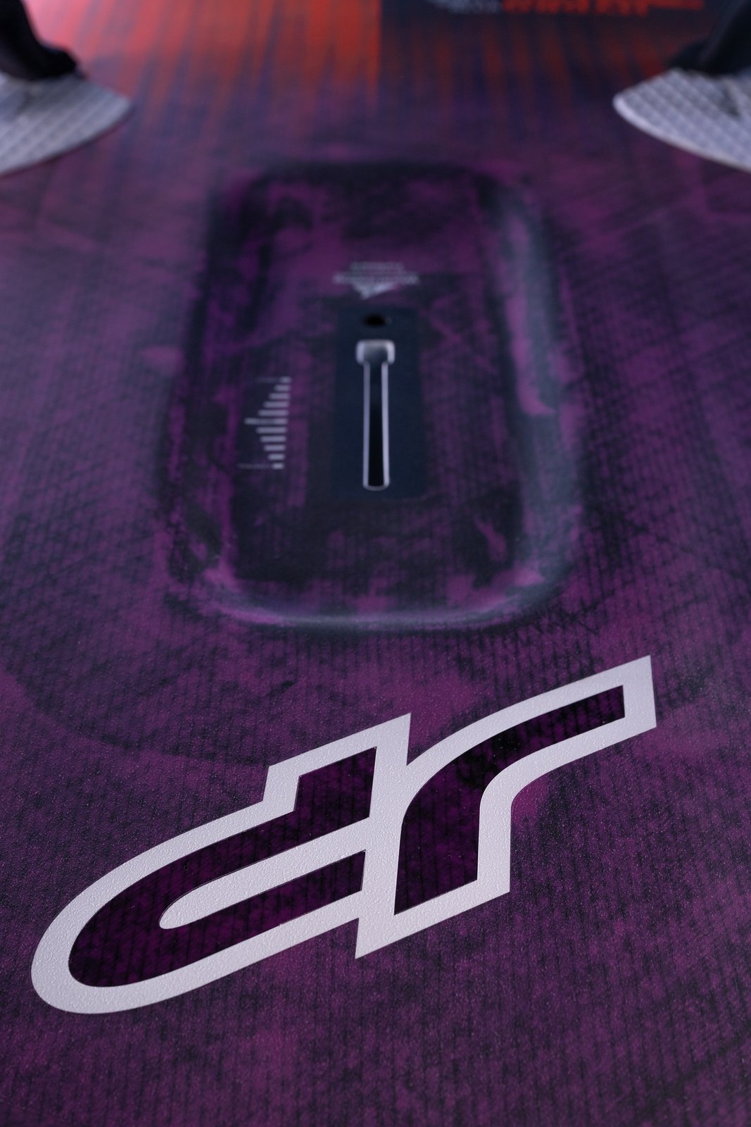 JP HydroFoil Slalom 2026 versenydeszka fedélzeti részlete a mélyített árbocbázis sínnel és vitorlapozíció skálával