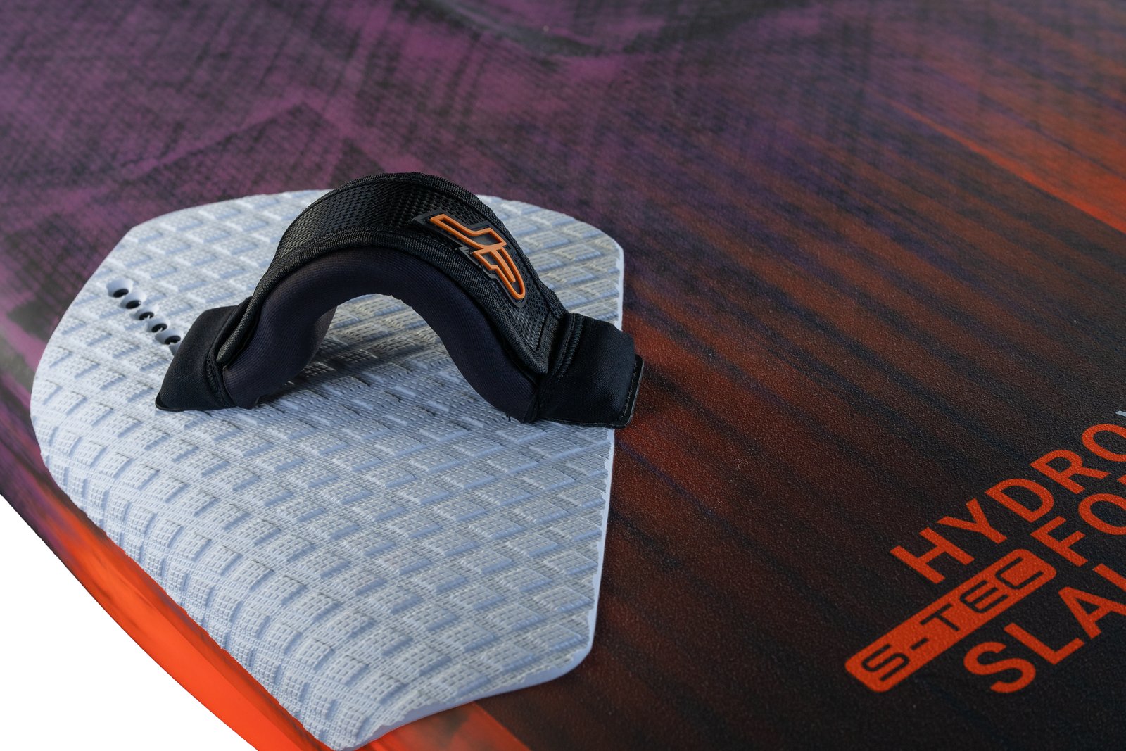 JP HydroFoil Slalom 2026 windsurf deszka fedélzeti kialakítása lábszíjjal és csúszásgátló paddal