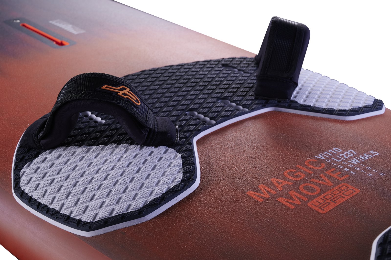 JP Magic Move 2026 windsurf deszka részlete a lábtartókkal és a csúszásgátló deckpaddal