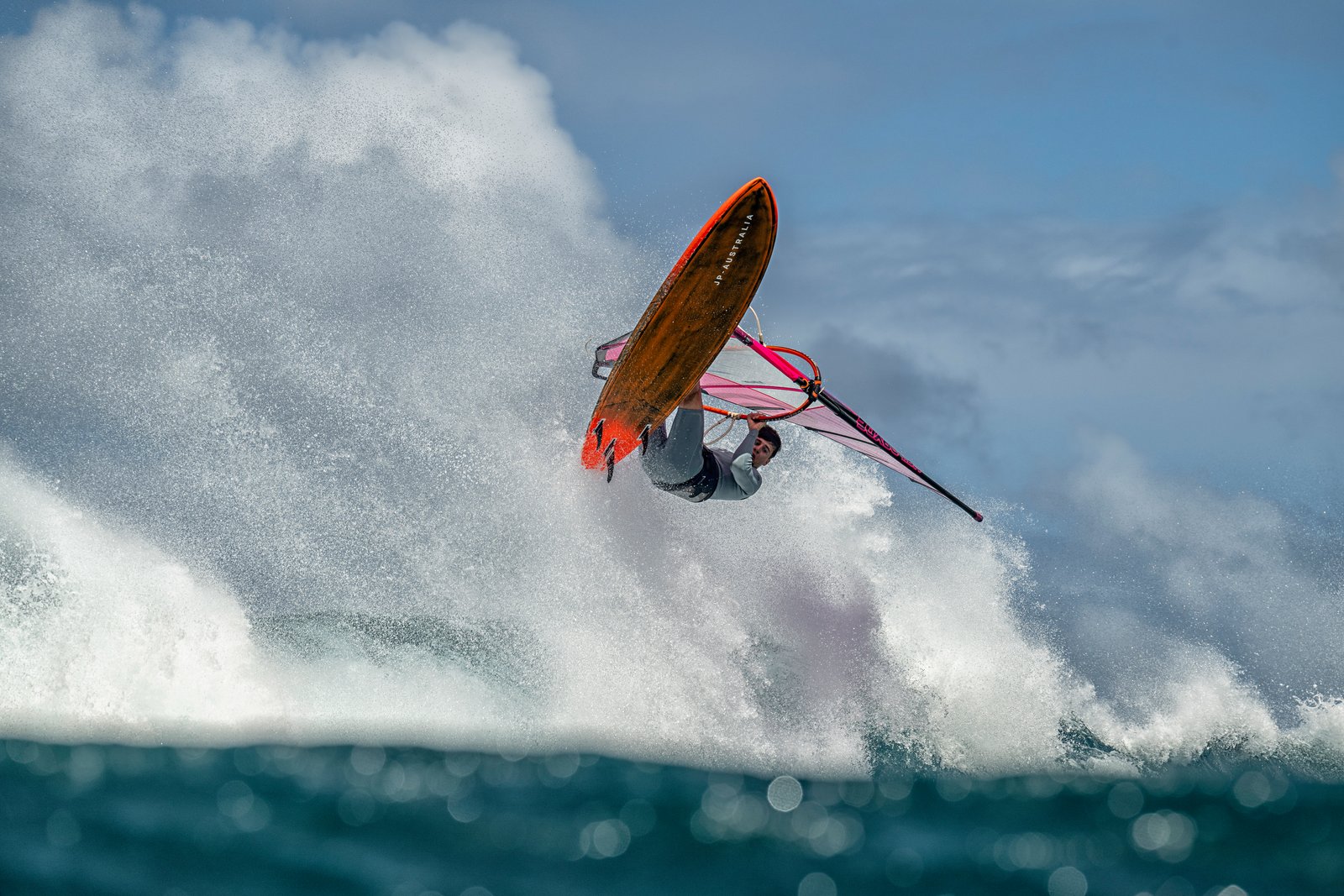 JP Australia Magic Wave 2025 windsurf deszka ugras kozben onshore korulmenyek kozott