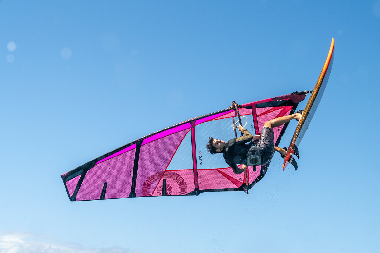 Szörfös ugratás közben egy JP Magic Wave 2025 hullámlovas szörfdeszkával