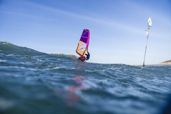 JP Magic Wave 2025 windszörf deszka hullámlovaglás közben a tengeren