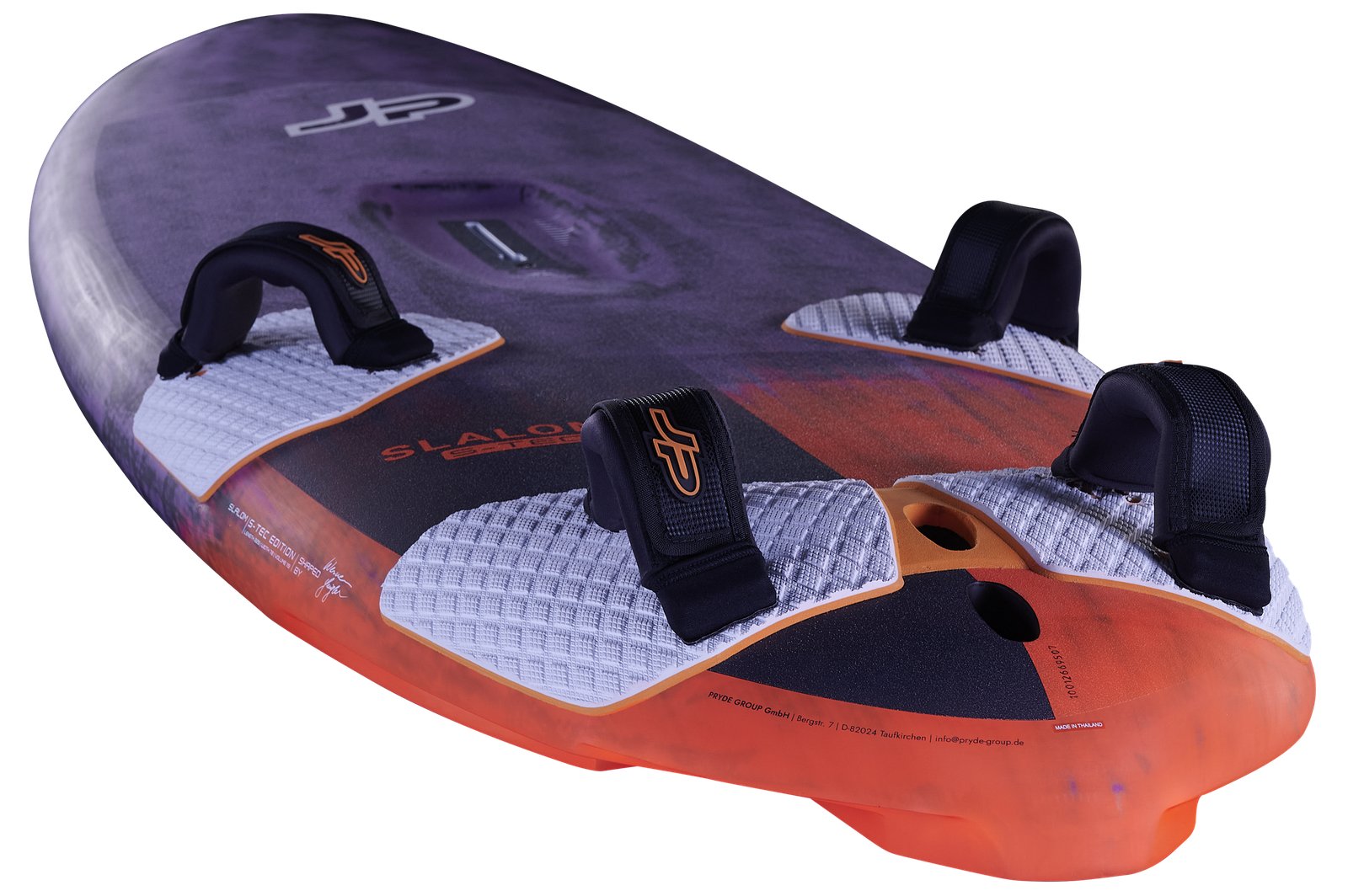 JP Slalom 2026 windsurf deszka részletgazdag nézete lábpántokkal és Deep Tuttle boxszal