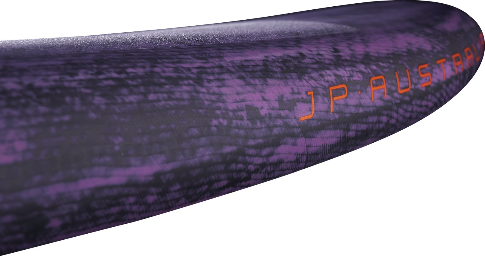 JP Australia Slalom 2026 versenyszörf deszka karbon textúrával és narancssárga felirattal