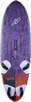JP Slalom 2026 S-TEC versenyszintű windsurf deszka felülnézetből, karbon konstrukcióval és lábpántokkal