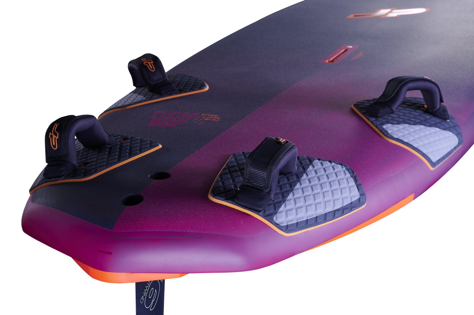 JP Super Lightwind 2026 windszörf deszka hátsó része lábpántokkal és szkeggel