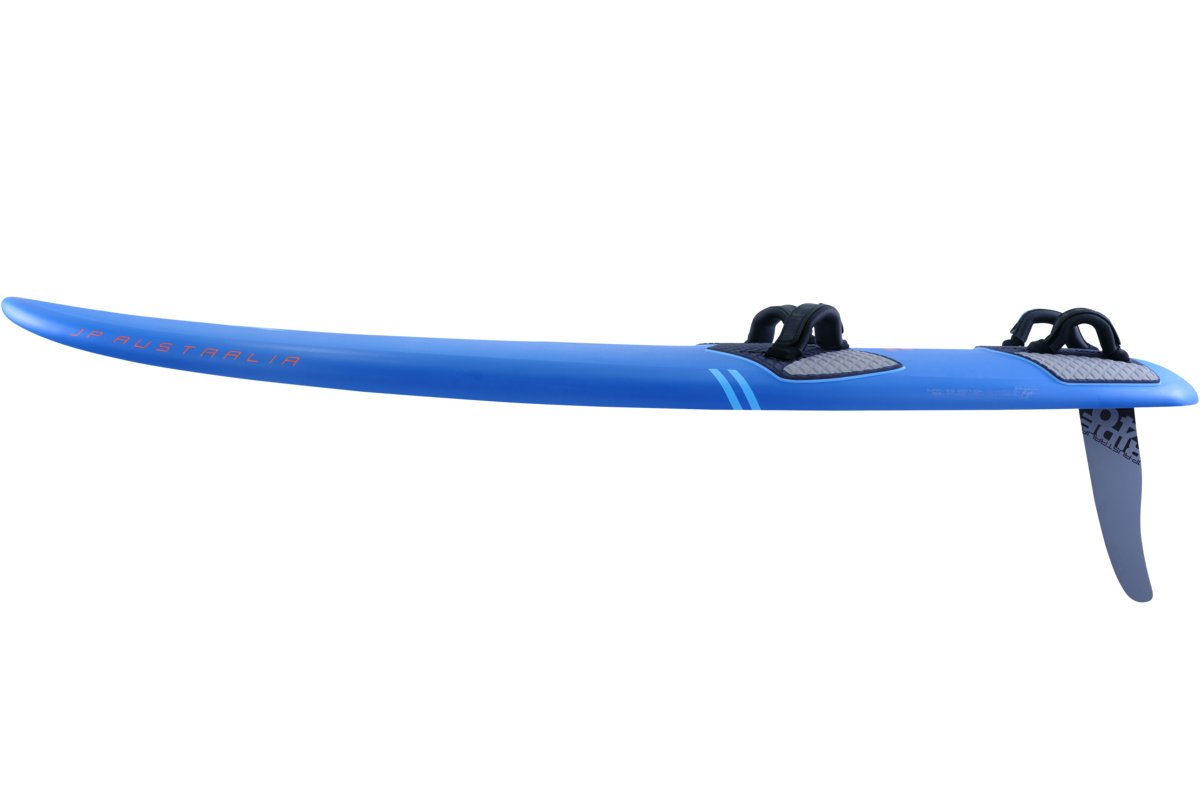 JP-Australia Super Ride 2026 freeride windsurf deszka oldalnézetből, uszonnyal és lábpántokkal