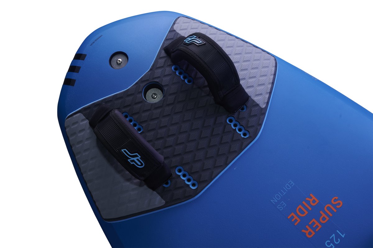 JP Super Ride 2026 ES freeride szörfdeszka hátsó része állítható lábpántokkal és foiling opcióval