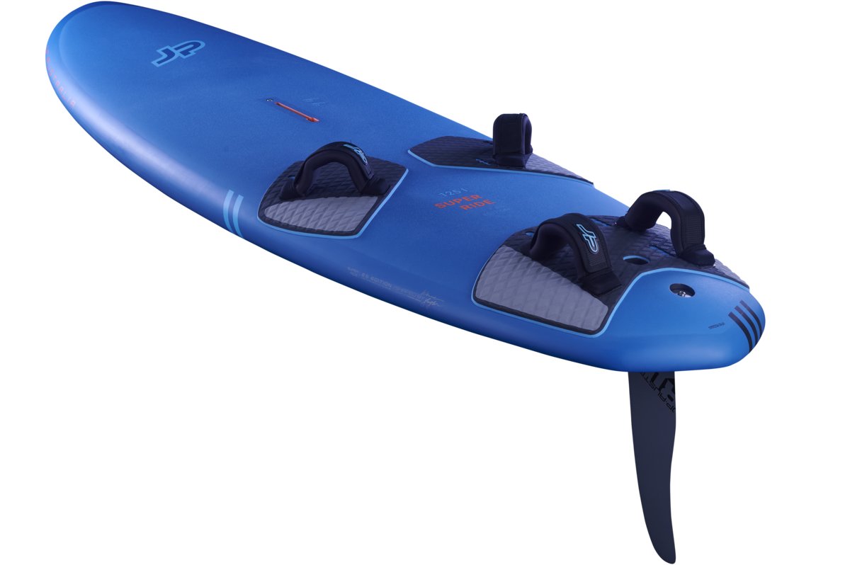 JP Super Ride 2026 freeride windsurf deszka kék színben, felszerelt lábtartókkal és szkeggel