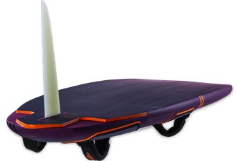 JP Super Sport 2025 freeride-race szörfdeszka fekete háttér előtt, szerelt szkeggel és lábpántokkal