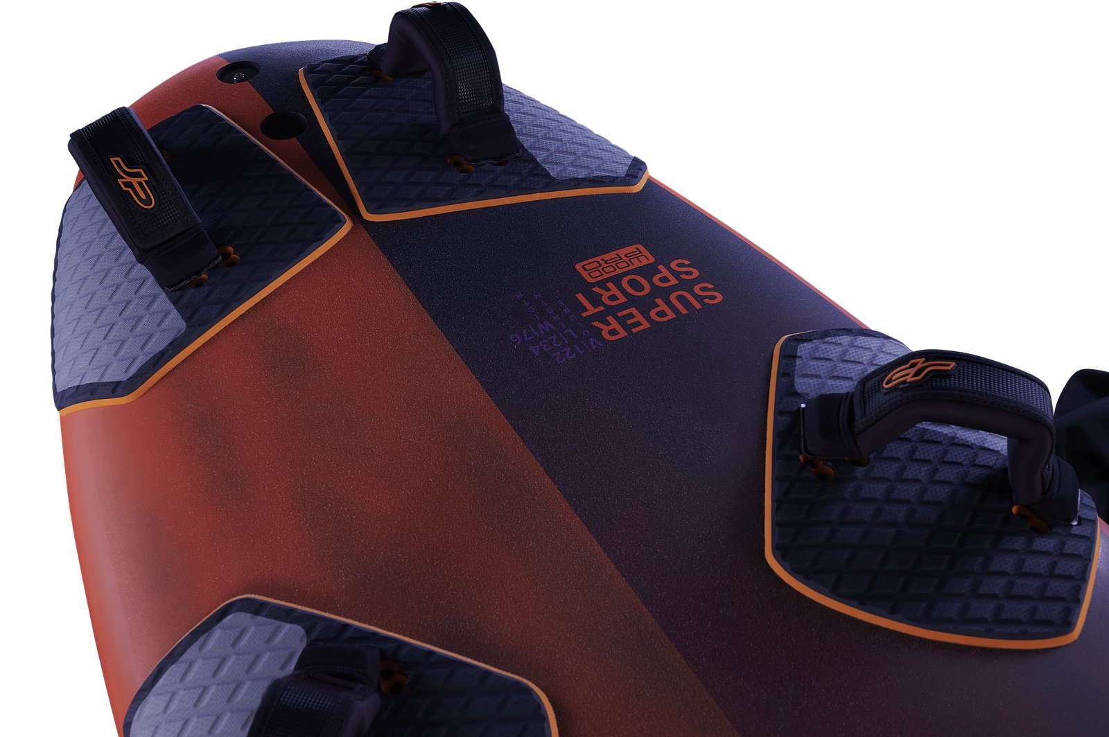 JP Super Sport 2026 freerace windsurf deszka hátsó része lábpántokkal és csúszásgátló deckpaddel