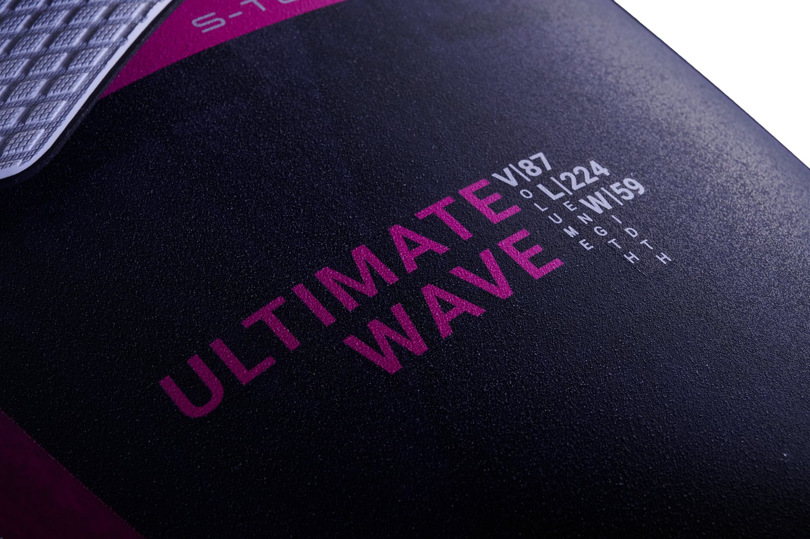 2026-os Ultimate Wave windsurf deszka részletgazdag felülete S-TEC technológiás karbon szerkezettel és típusjelzéssel