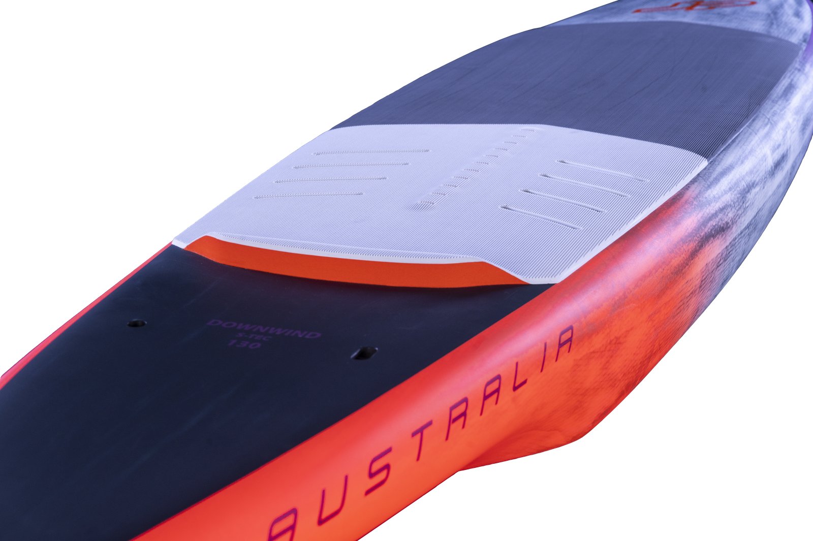 Downwind S-TEC 2026 wingfoil deszka fedélzetének részlete csúszásgátlóval és stabil állófelülettel