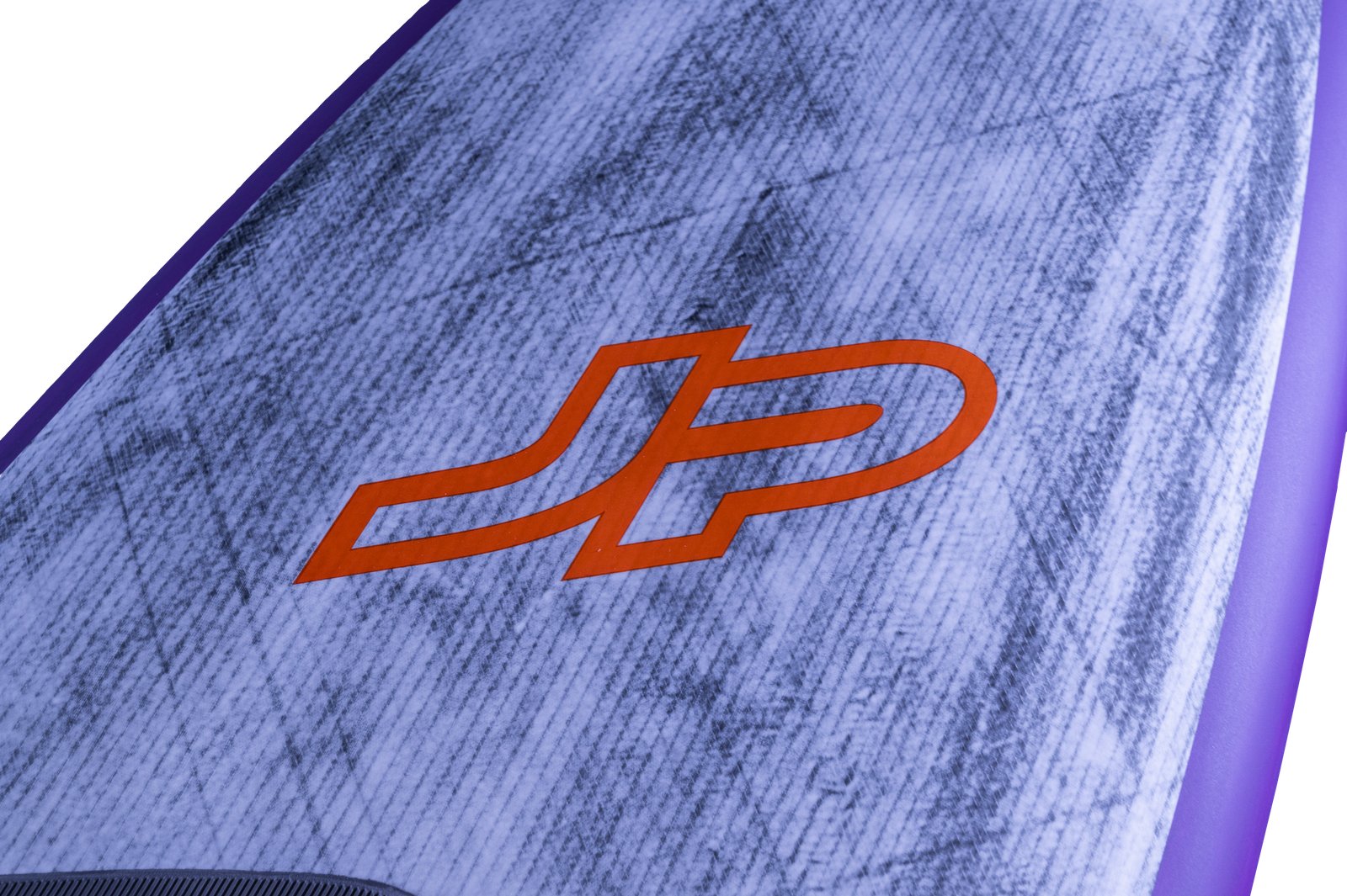 JP Downwind S-TEC 2026 deszka fedélzetének részlete narancssárga logóval és texturált felülettel