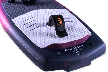 JP R-Winger 2025 Pro Edition 65 literes wing foil deszka részlete lábpadokkal és csúszásgátló deckpaddal