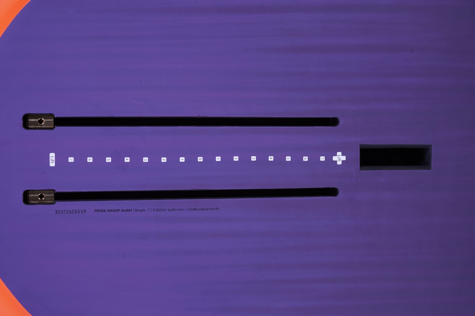 A 2026-os RS foiling deszka alja a precíziós szárnyrögzítő sínekkel és a beosztásos pozicionáló skálával