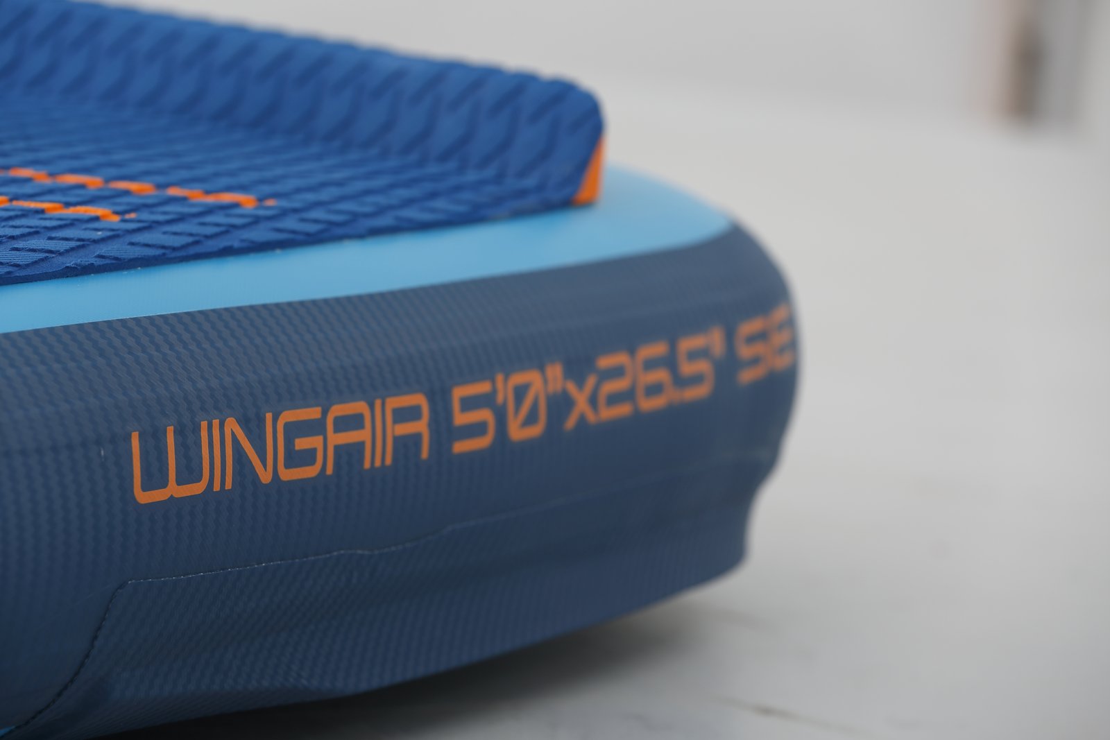 A JP WingAir SE 2026 felfújható wing foil deszka orr-része és csúszásgátló EVA borítása közeli nézetben