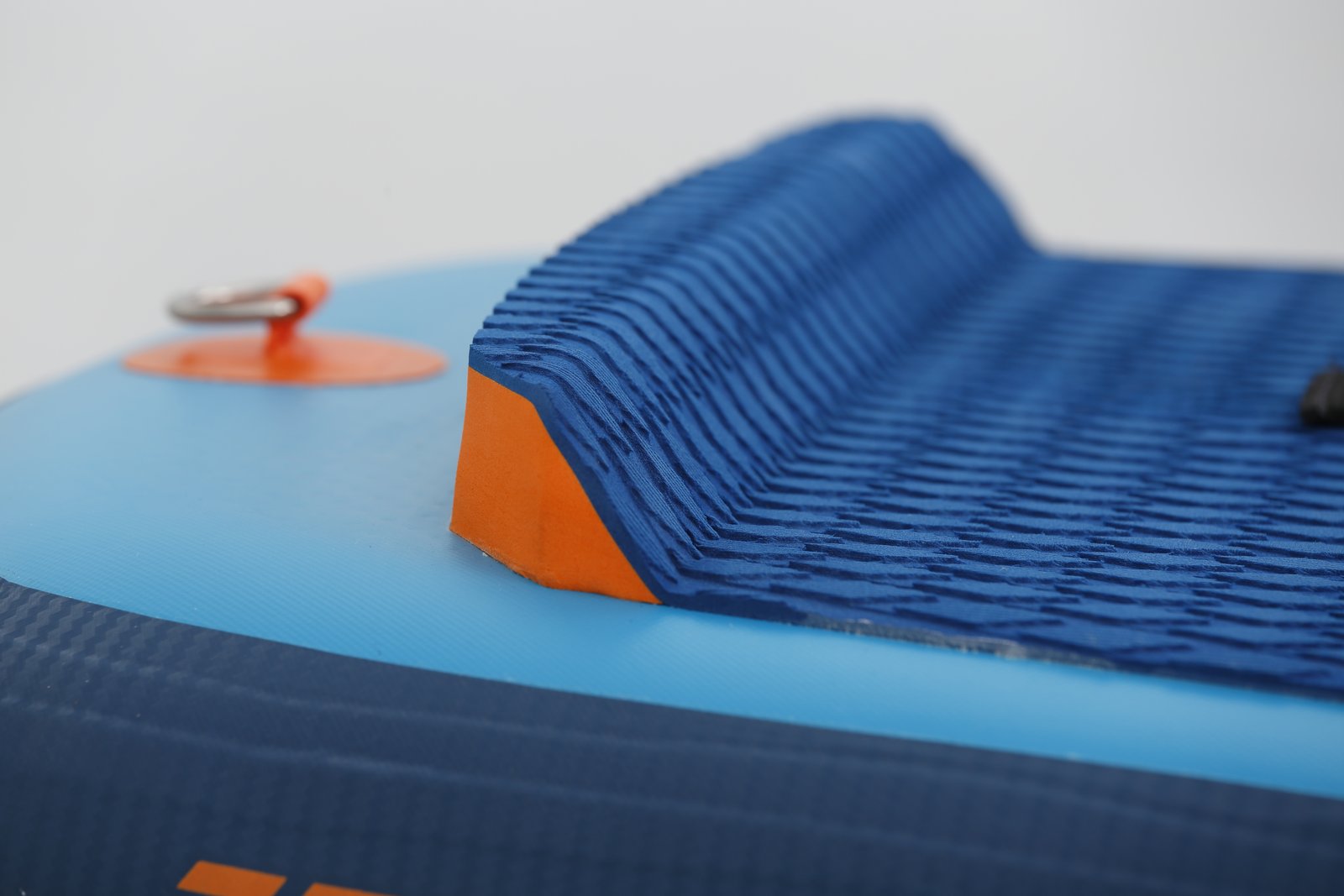 JP WingAir SE 2026 felfújható wingfoil deszka hátsó EVA habosított kickpad részlete